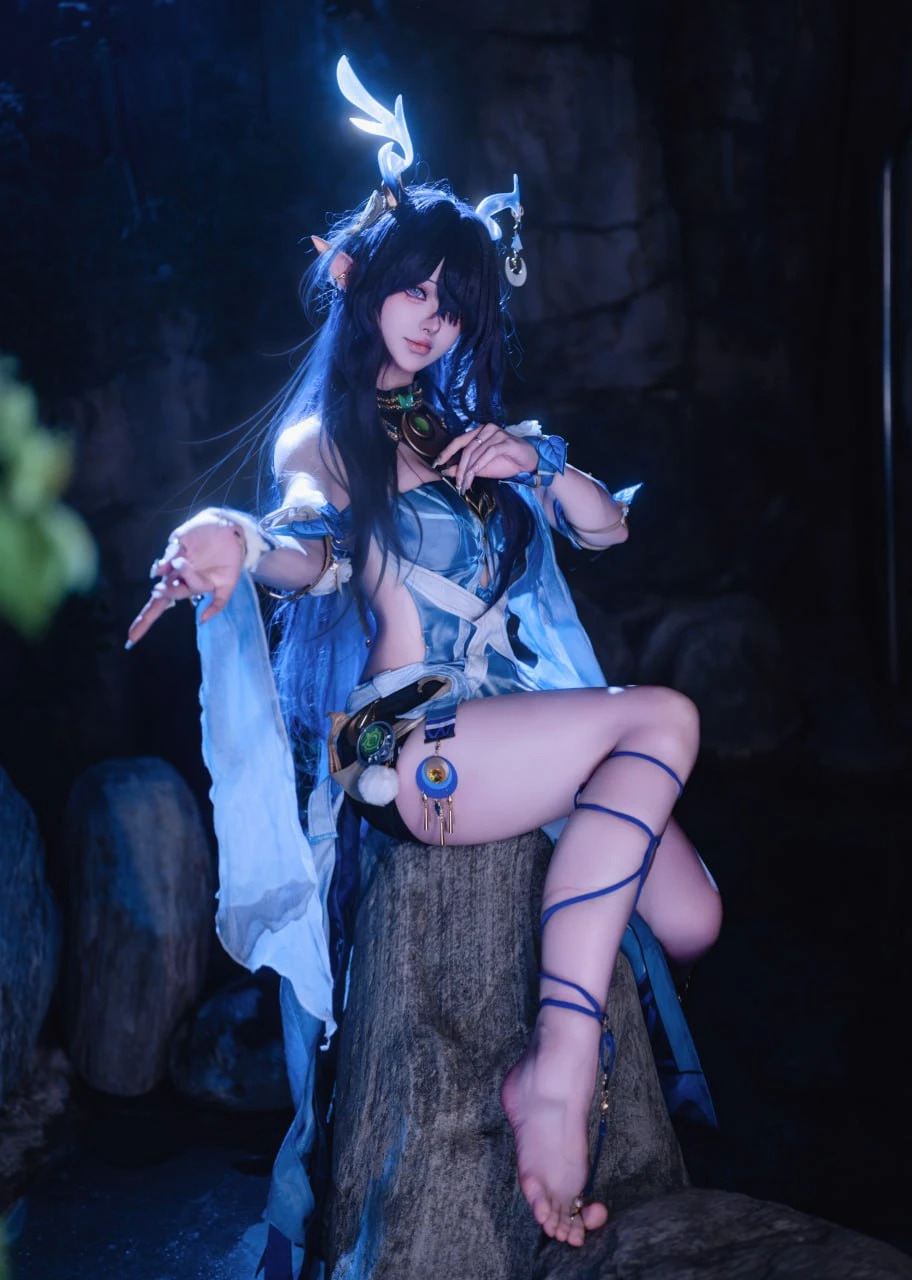 前野太太写真合集：极限腰臀比与漫撕女的绝美COS图集