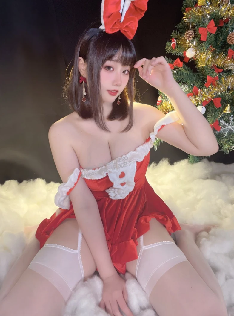 是一只废喵了身穿红色丝绒兔女郎装，跪坐在白色绒毯上展示肉感身材