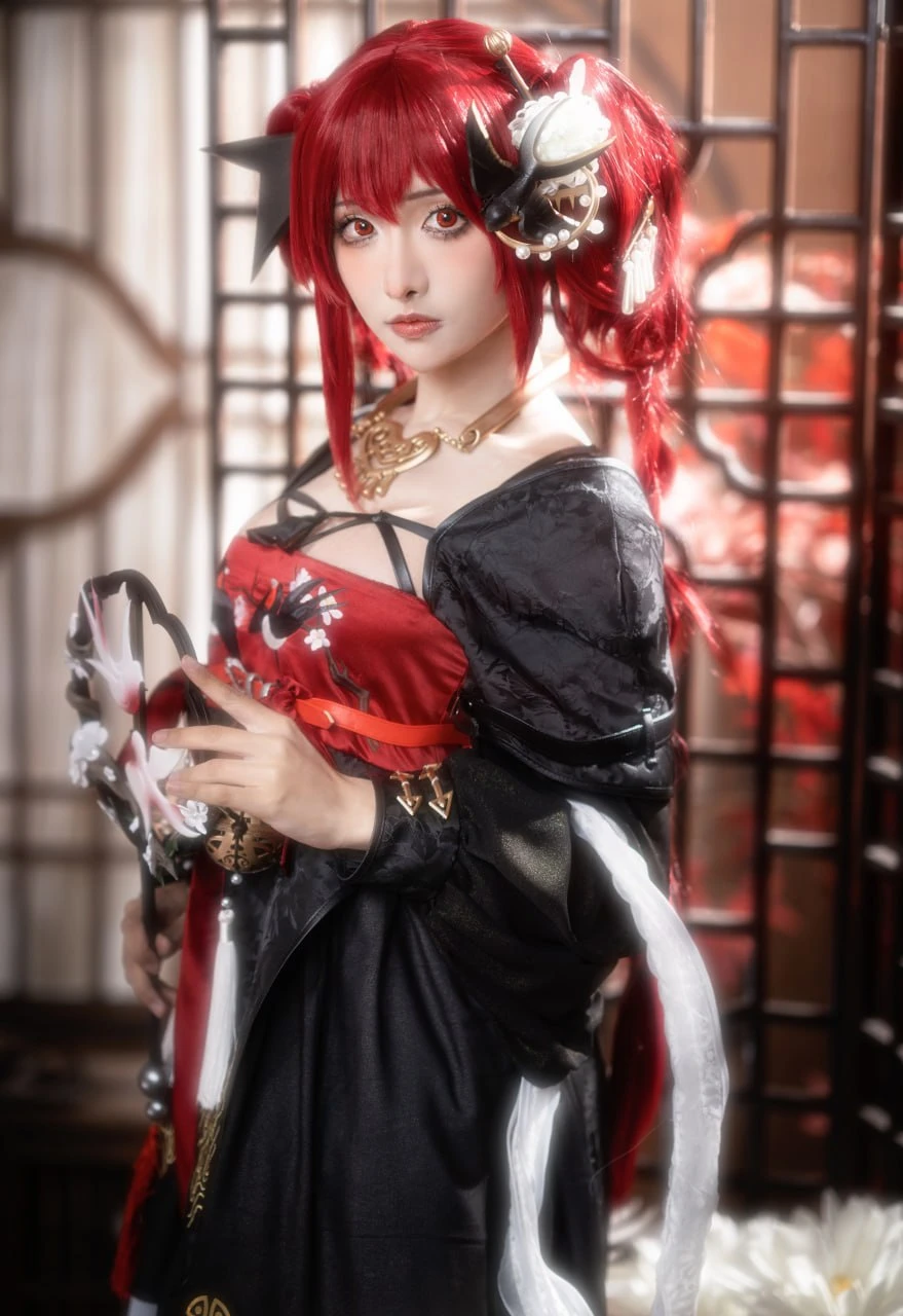 紫氯氯红发和服cos 黑红撞色服装金色颈饰中式雕花窗背景侧面光影