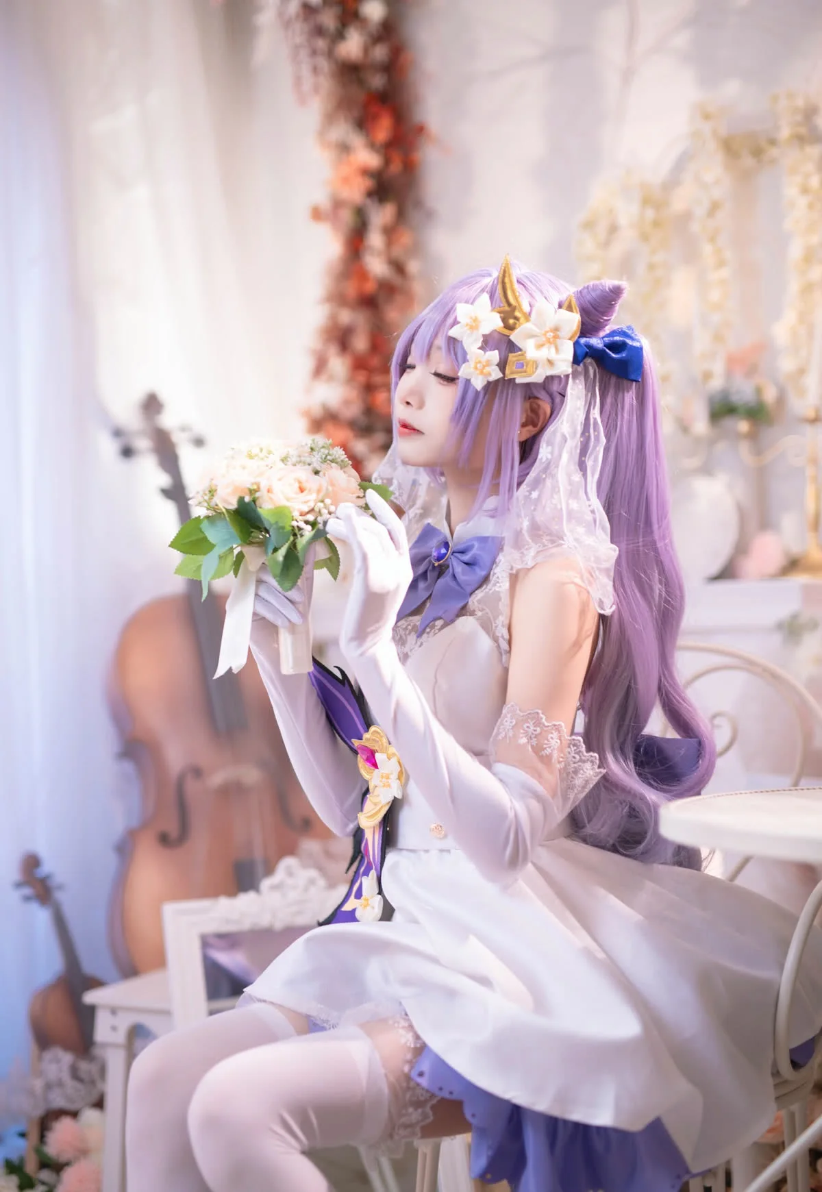艾西Aiwest刻晴花嫁COS写真，身穿白色婚纱与蕾丝袜手持花束，展现唯美纯欲风