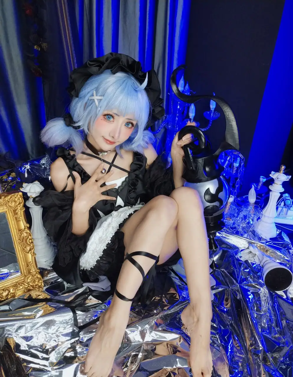 紫氯氯蓝发猫娘cos 黑色蕾丝裙装银色反光布料蓝色布幔背景地面道具散落