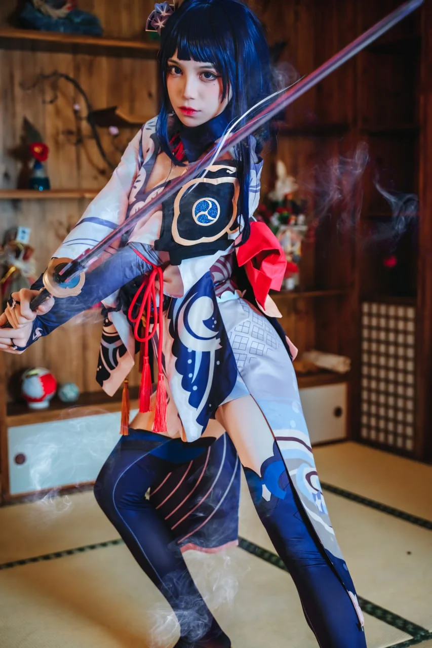 深蓝短发角色在木质陈设的榻榻米室内半蹲，双手持长刀斜横在身前，下着蓝黑拼色紧身裤袜，刀身与地面弥漫着白色烟雾
