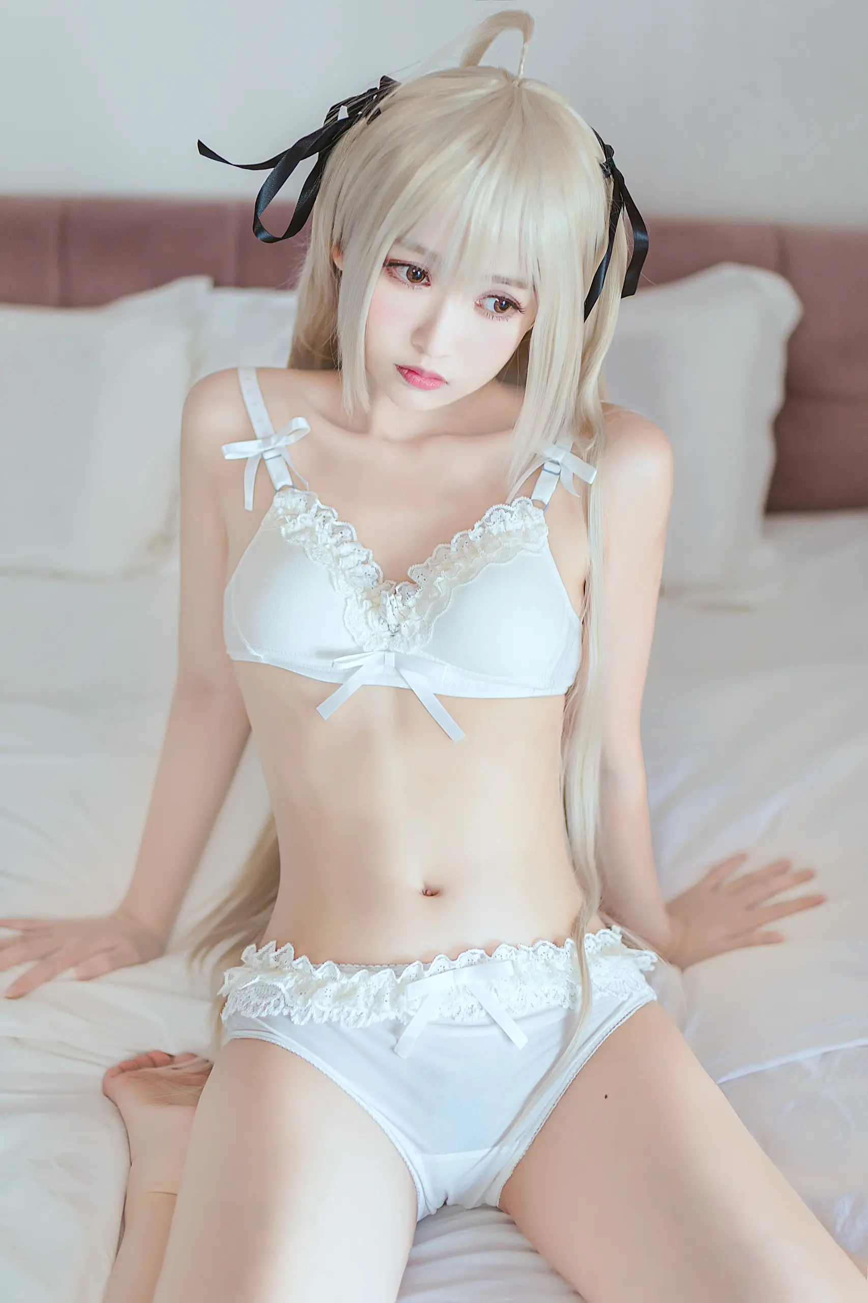 鳗鱼霏儿白色蕾丝内衣写真，长马尾造型在白色床铺上展现清纯气质