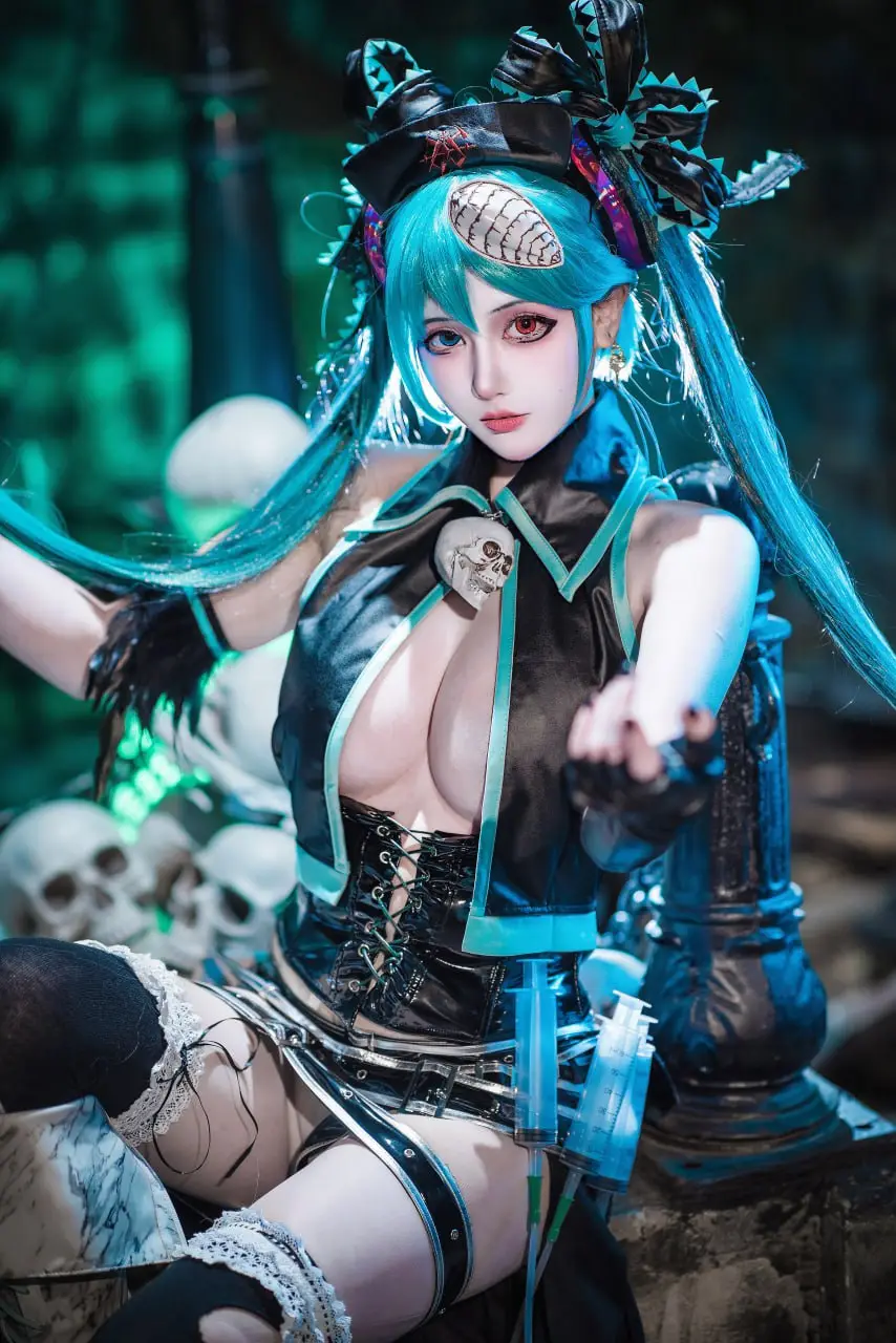 凛子酱暗黑护士初音未来COS，漆皮装束搭配骷髅背景展现极致视觉冲击力