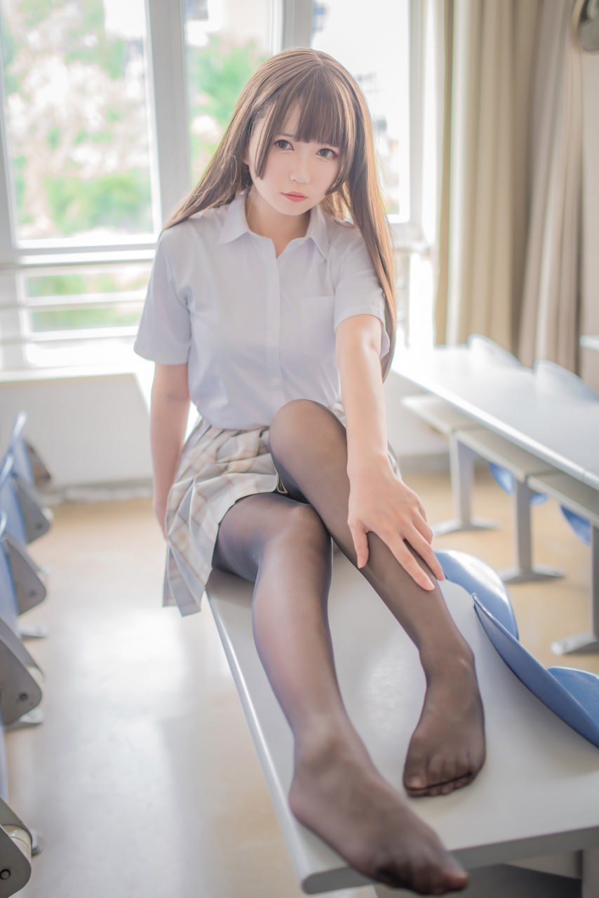 白金Saki校园风衬衫百褶裙造型，低机位对焦黑丝美腿展现纯欲氛围