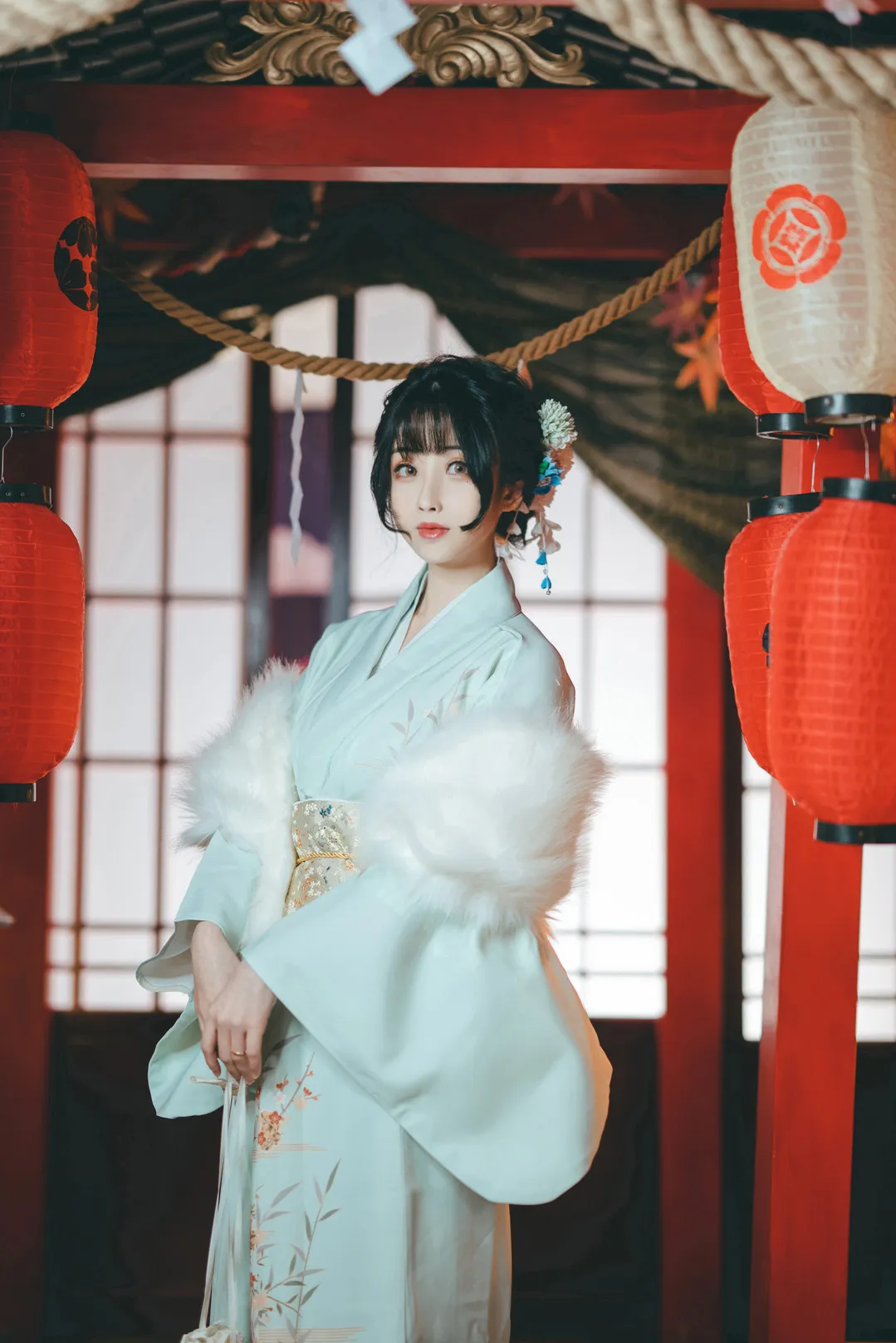 Rioko凉凉子和风造型,在红灯笼与雪景氛围下展现清冷神圣美感