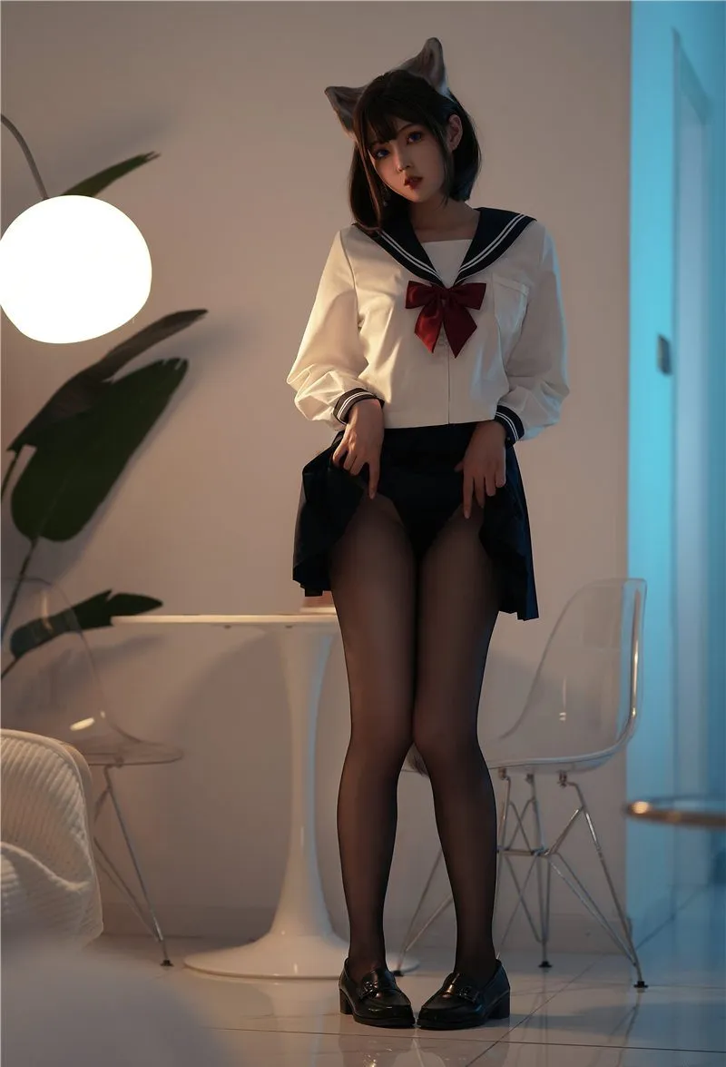 暗光室内，女子头戴灰色猫耳，穿白色水手服配红色领结与黑色百褶短裙，双手微提裙摆边缘，下身穿黑色丝袜与小皮鞋