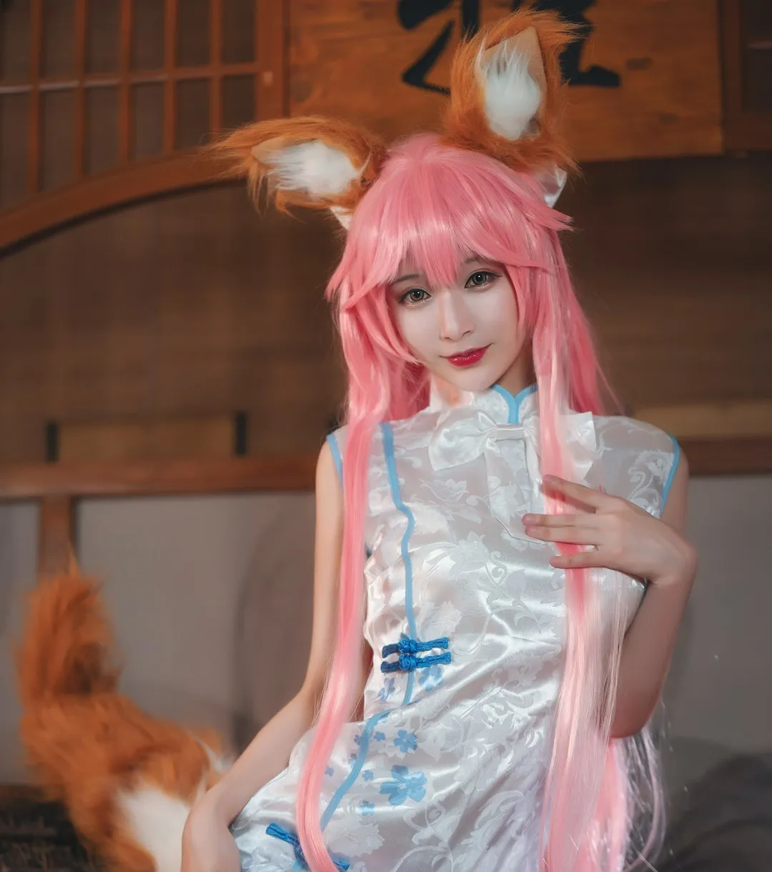 w百合欧皇子w粉色长发兽耳造型 白色提花旗袍蓝色滚边与盘扣 室内木质墙面背景 手扶发丝微笑