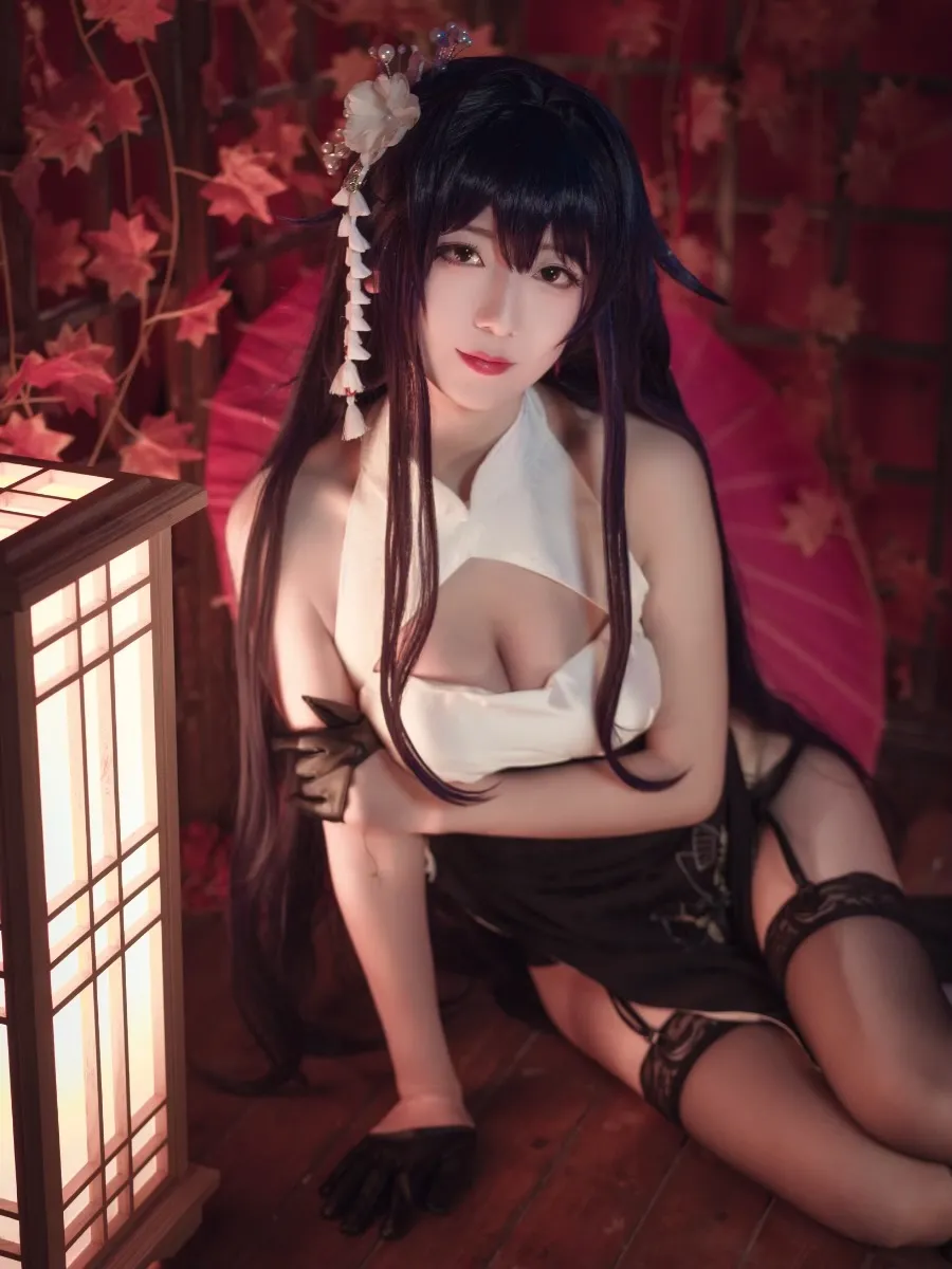 弥音音黑长直发戴白色花饰，身穿白色露胸抹胸上衣与黑色蕾丝裙，戴黑色长手套坐在红枫背景木地板上，一手撑地一手置于腿侧，台灯侧光照亮脸部。