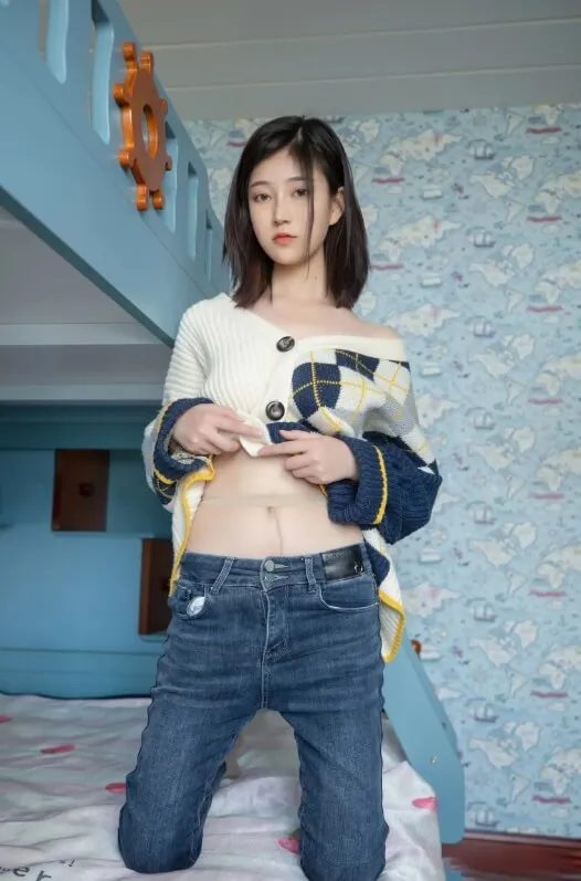 年年Nnian身着牛仔背带裤在厨房地板席地而坐手持眼镜展现俏皮感