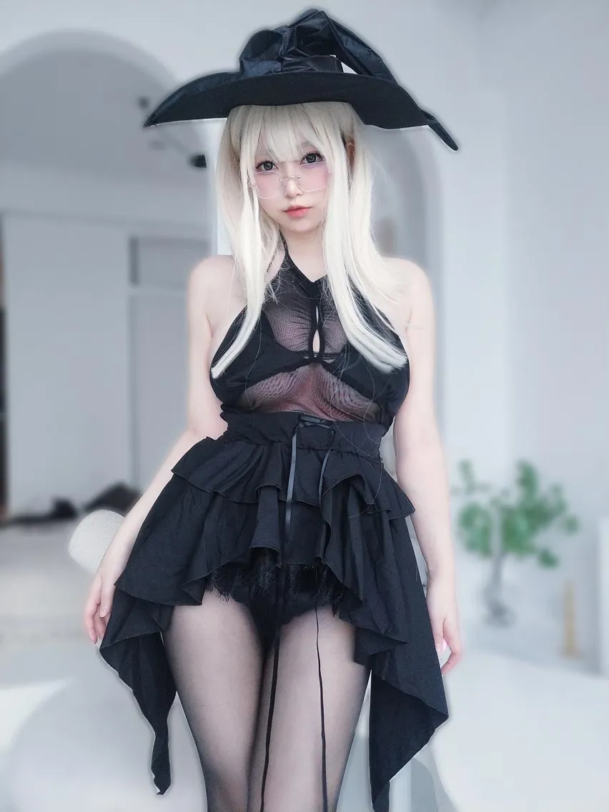 女主K银发眼镜魔女造型，黑色网纱透视上衣搭配哥特式短裙