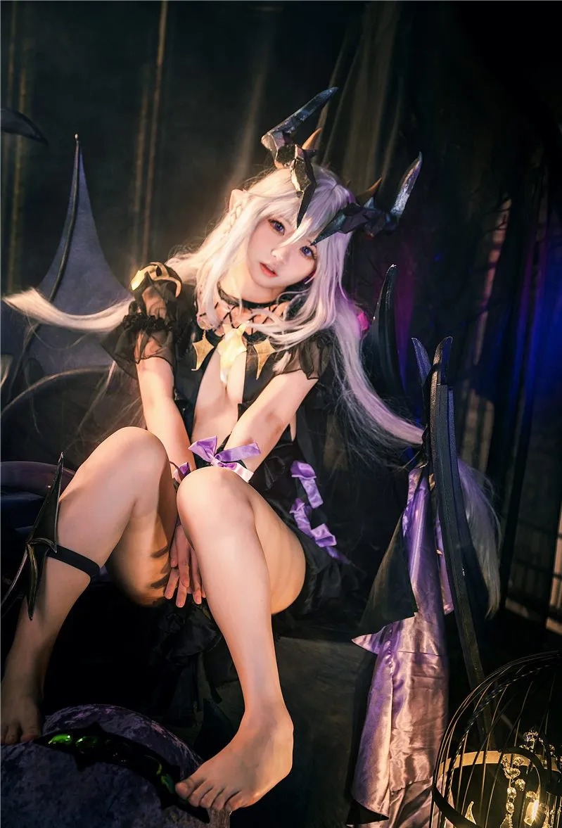 暗紫色魔幻棚拍场景，伊喵君_Nya身穿黑色透视薄纱短裙与紧身内搭，头上戴着巨型黑色曲线恶魔角道具，一头白色长发披落，双腿交叠坐在道具黑色宝座上，腿上缠有紫色蝴蝶结绑带