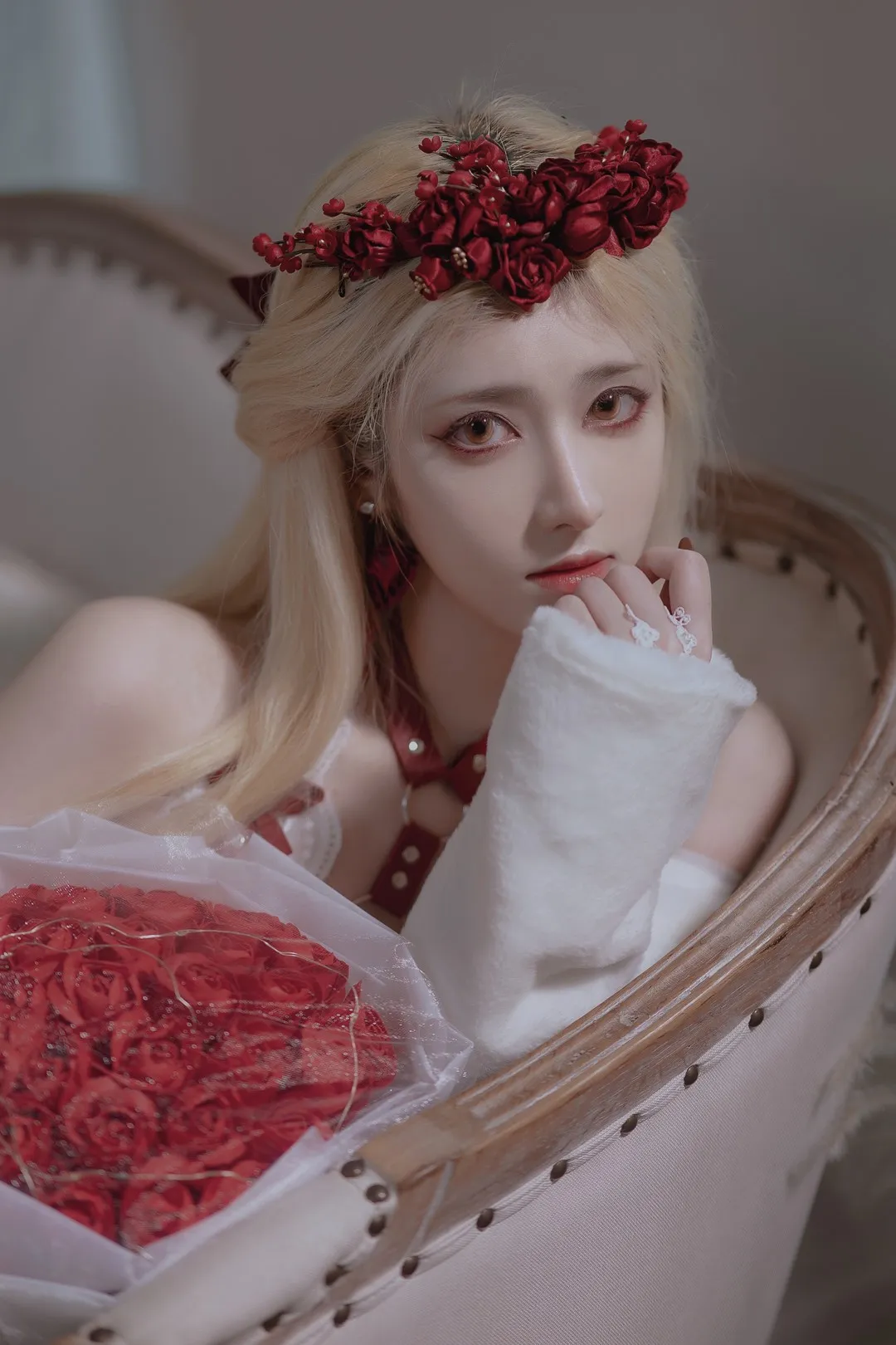 南桃Momoko头戴暗红色玫瑰花环，手捧玫瑰花束，在复古法式沙发中演绎忧郁高贵的红装少女