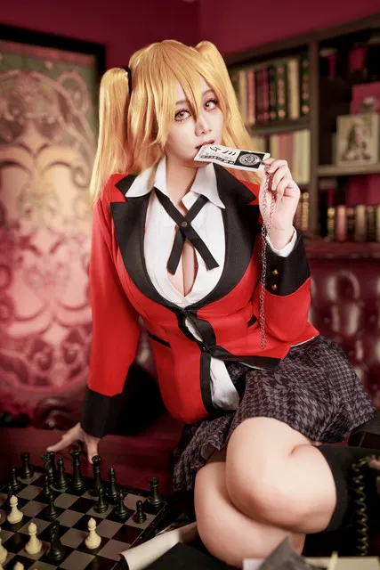 红黑制服配金发双马尾在棋盘桌边的坐姿画面