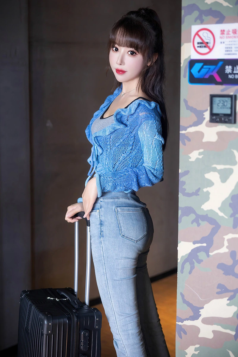 白笑笑拖箱蓝装私服写真预览