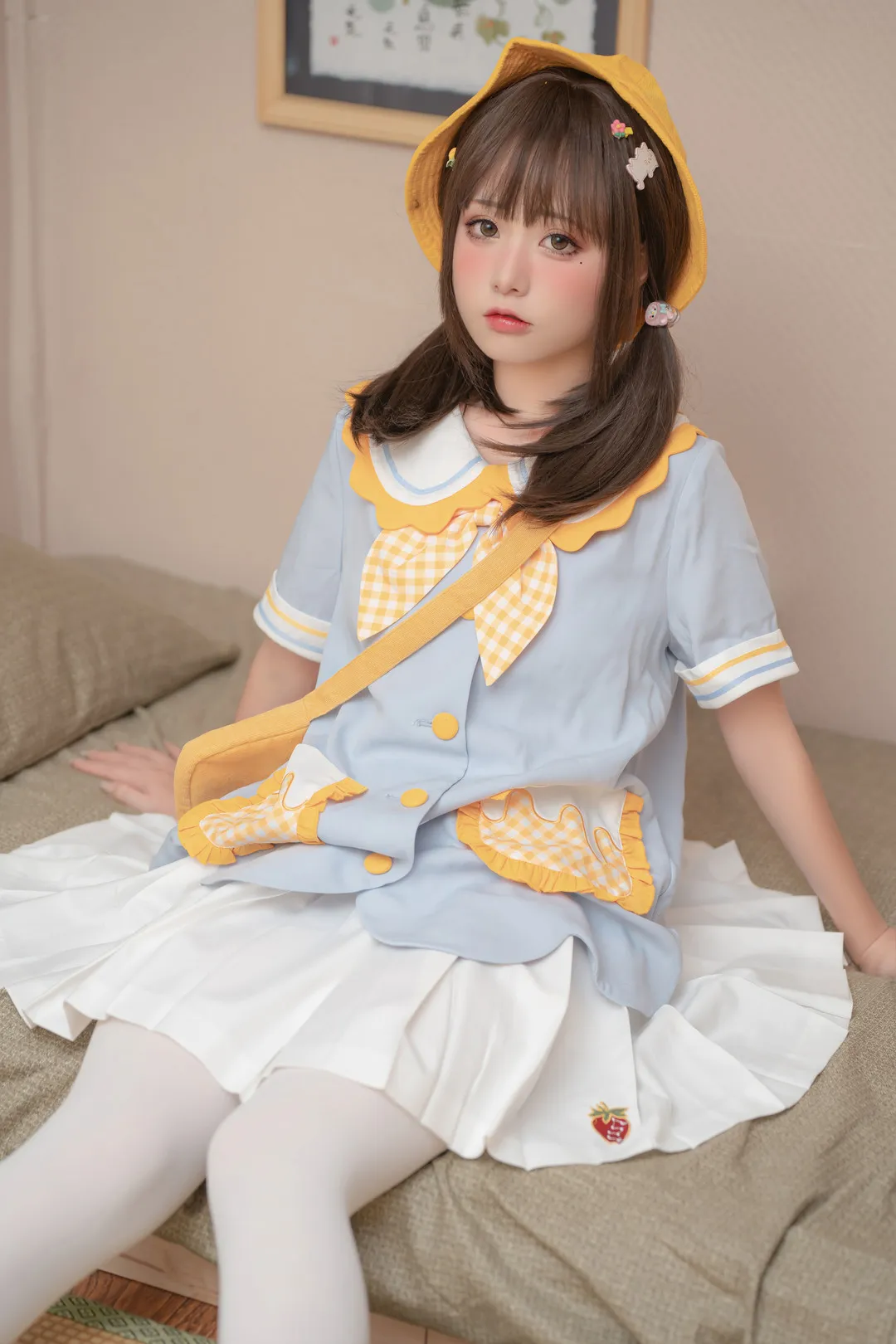 爆机少女喵小吉蓝黄制服白色丝袜床边近景写真