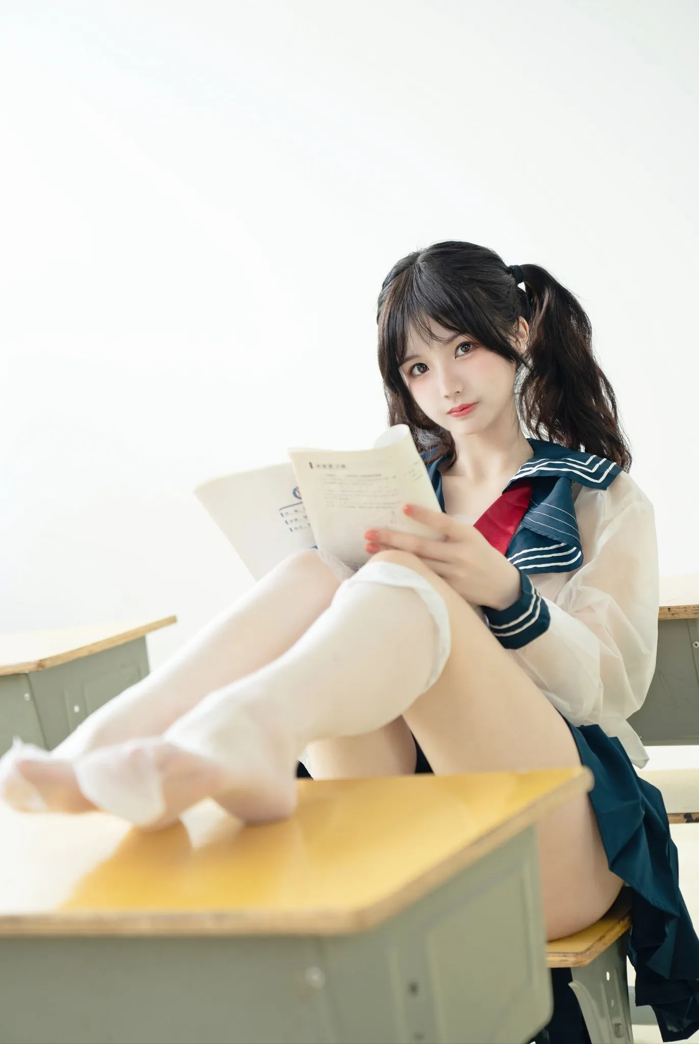 橙子喵酱课桌制服写真预览
