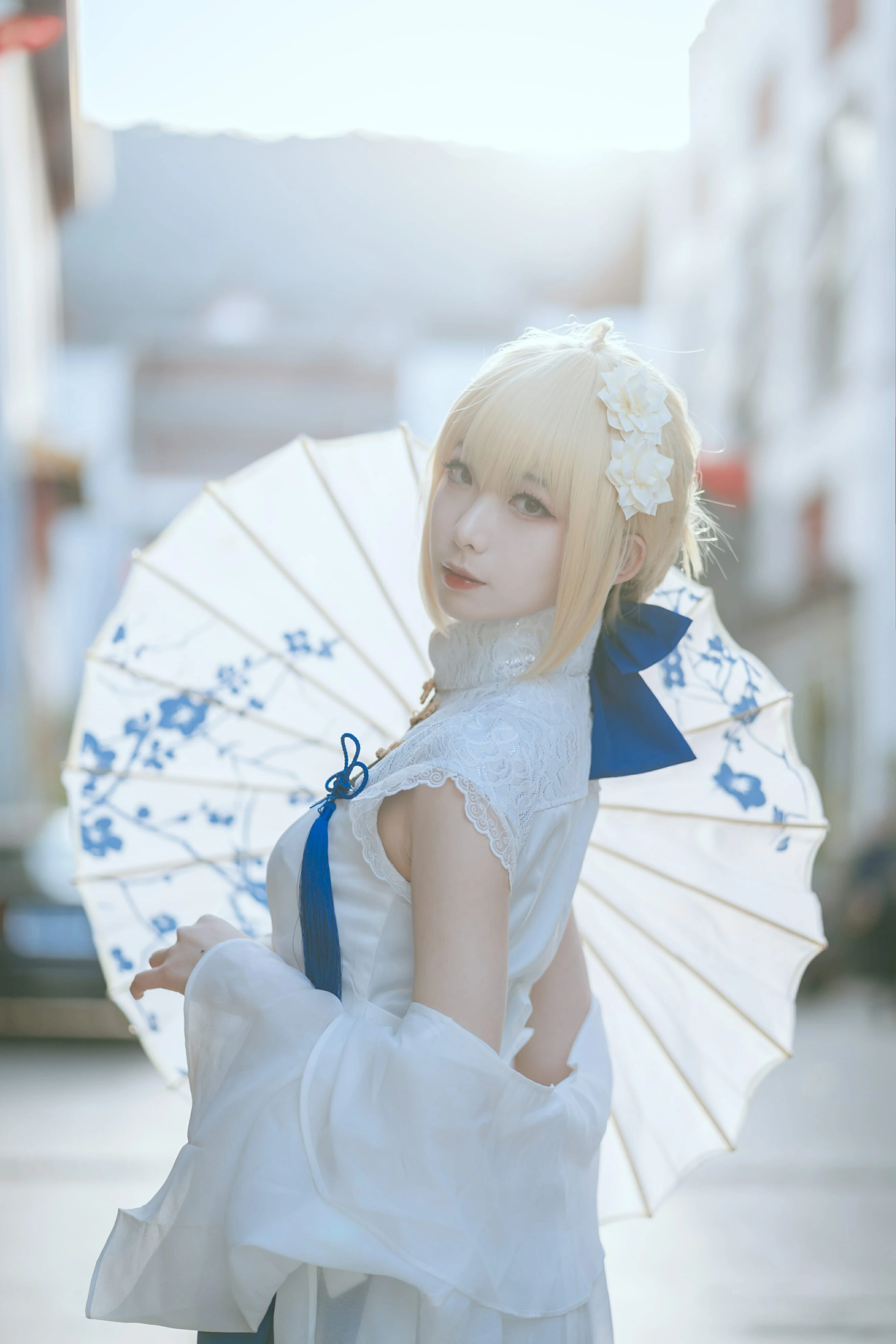 封疆疆v户外街头白色礼服举伞回头写真