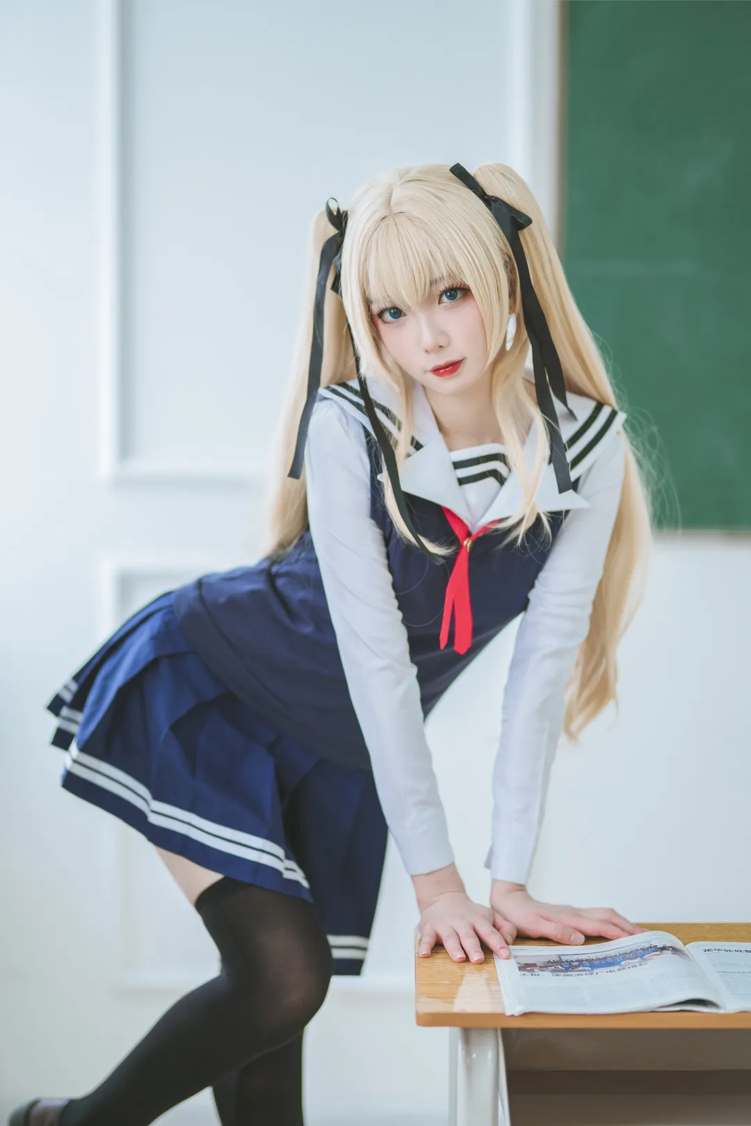 封疆疆v教室蓝白水手服黑丝俯身写真