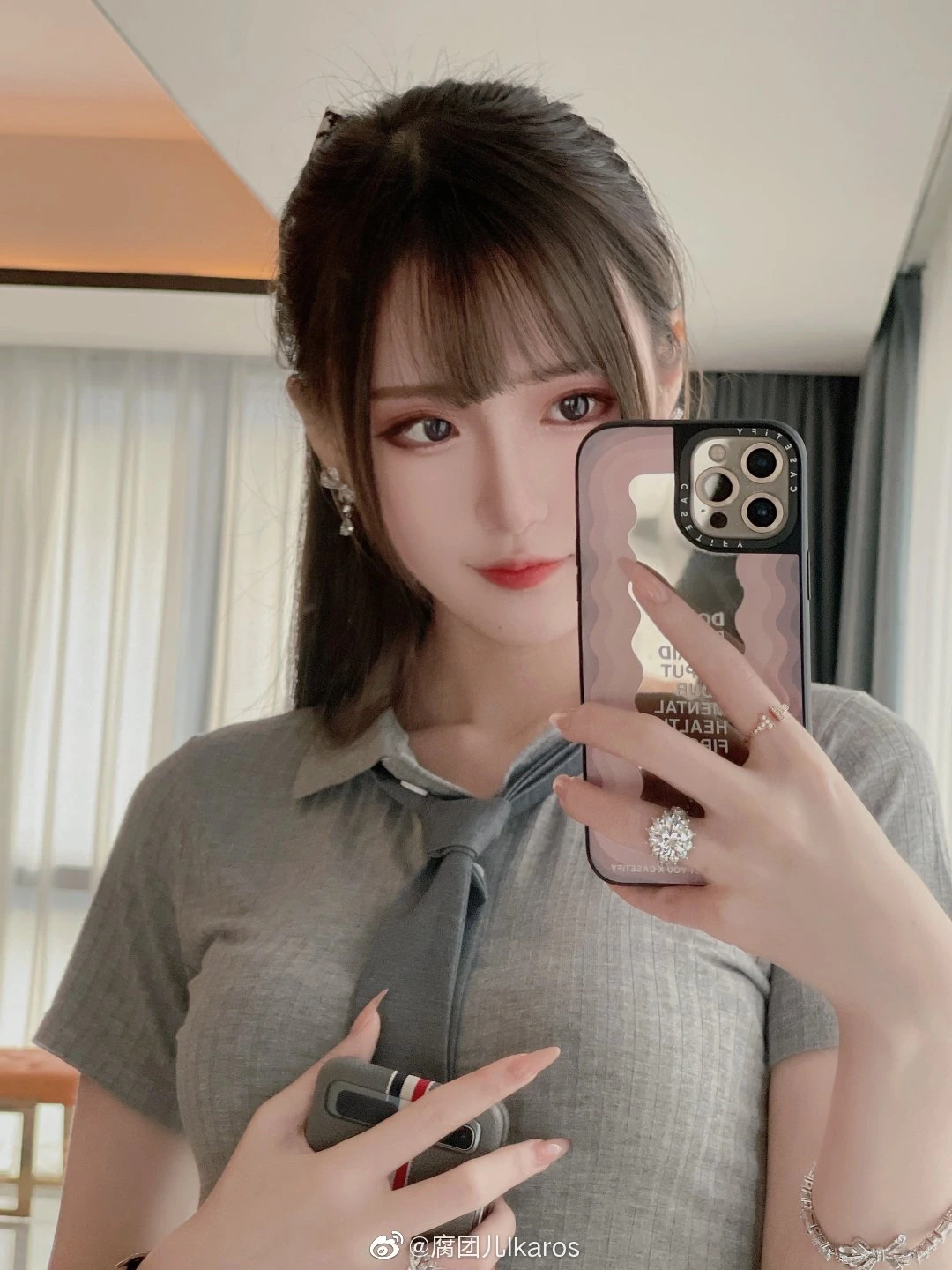 腐团儿Ikaros镜前正面自拍预览