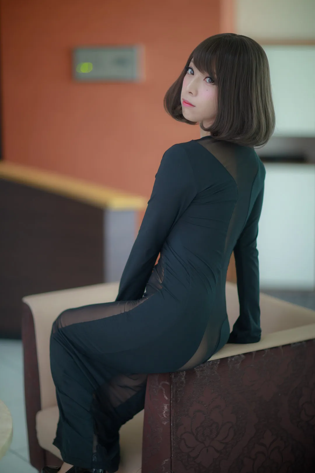 宫本彩希身穿黑色透视拼接紧身连衣裙,侧身回眸展现娇小身材的极致S型背影杀