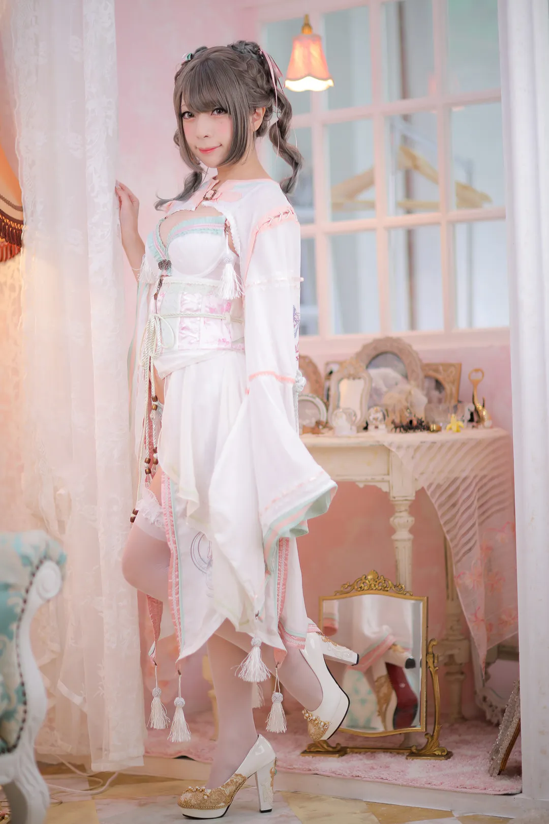 宫本彩希身穿粉白相间改良和风洋装与白丝，在梦幻梳妆间展现娇小可爱的二次元萌系魅力