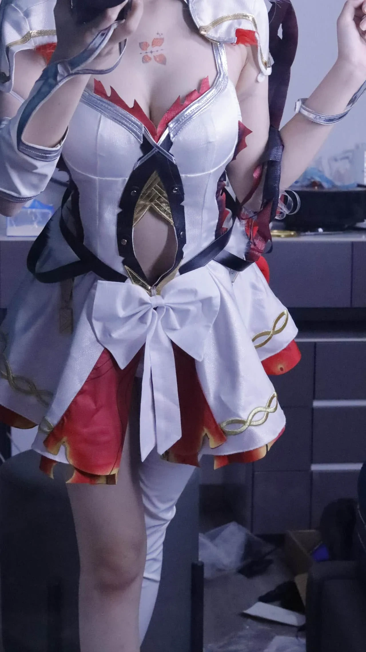棍之勇者伊蕾娜穿深色旗袍站在停车场里抬手