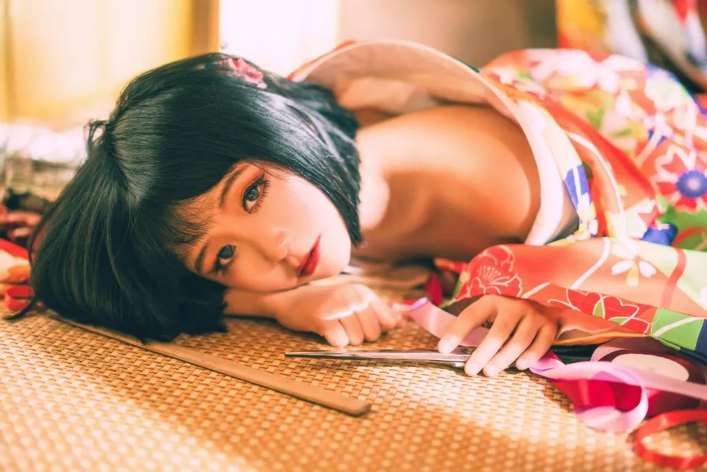 暖色和风布景里黑短发配花纹和服的躺姿近景图
