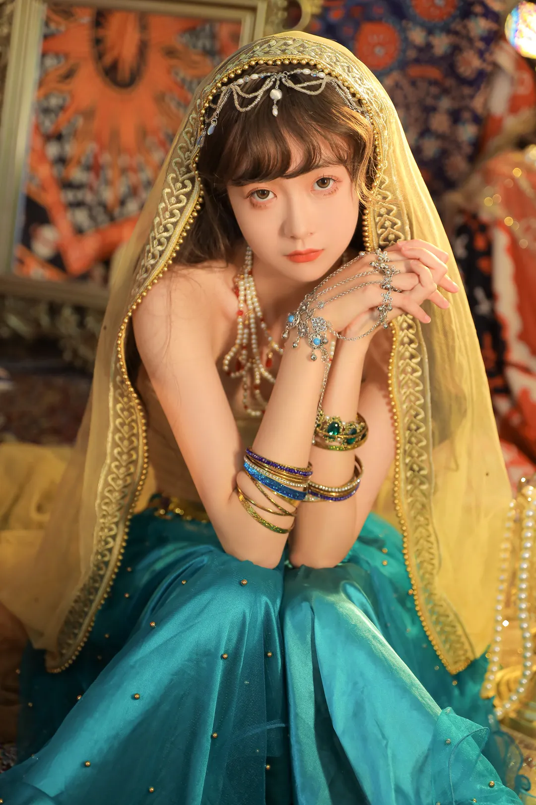 花音栗子身穿孔雀蓝色长裙佩戴华丽金线头纱展现异域风情写真