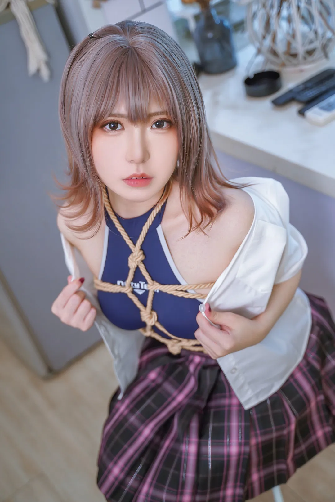 虎森森近景COS人像写真，制服与绳索造型形成强烈视觉焦点