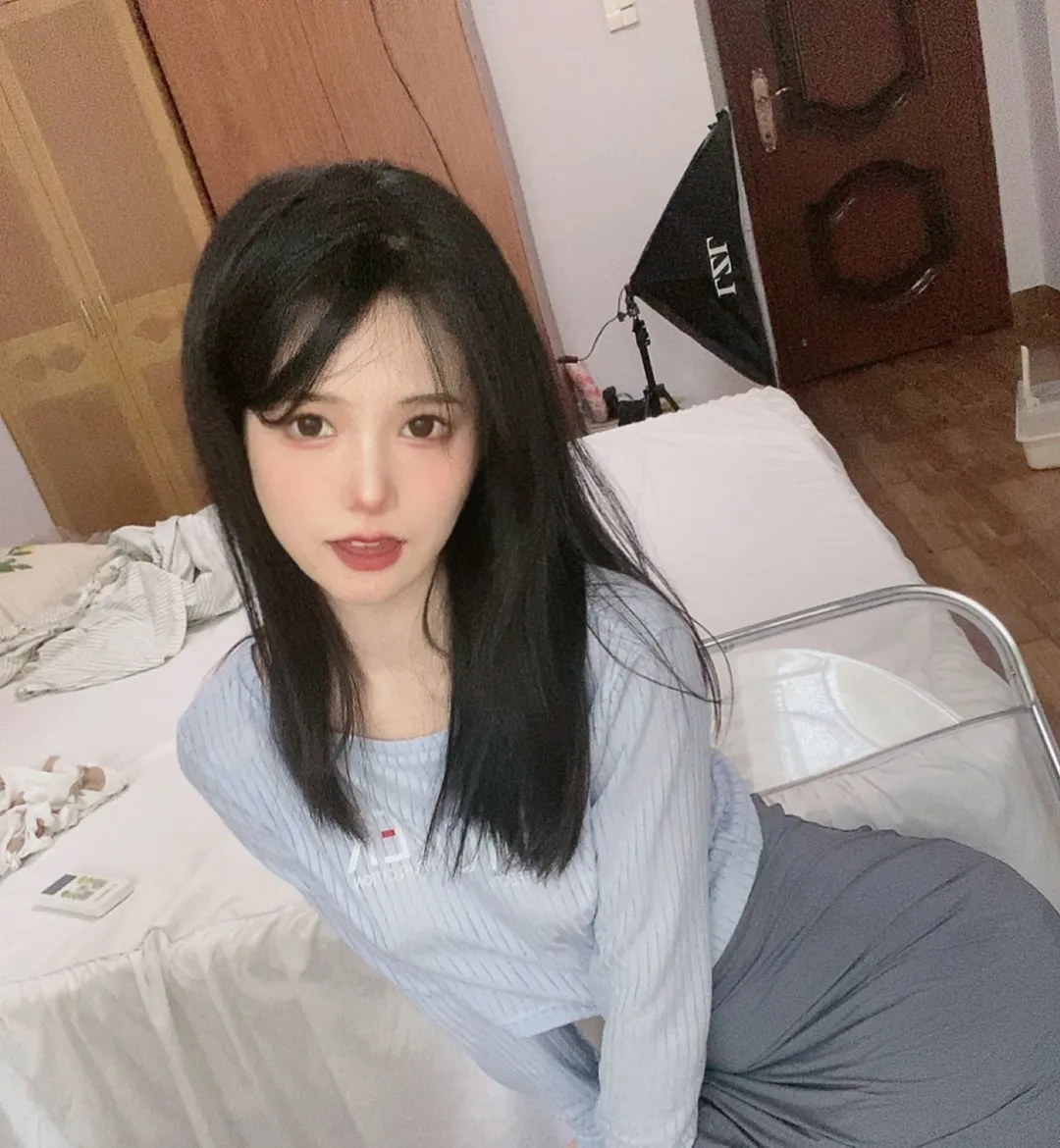 倦倦喵写真合集：从通勤黑丝到萌系兽耳的多面cos女神
