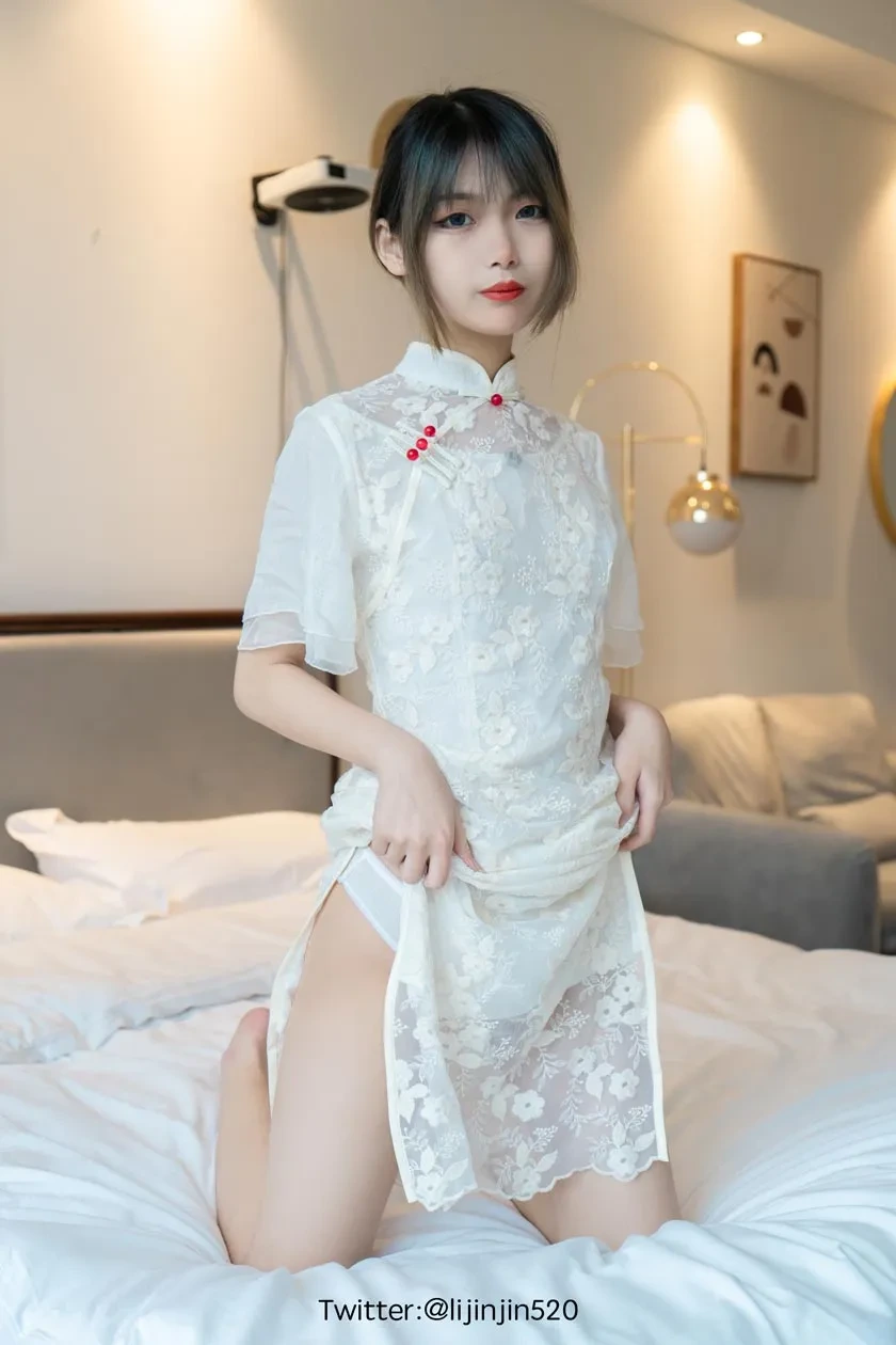 梨瑾瑾穿蓝白兽耳服抬起毛绒手套靠近镜头