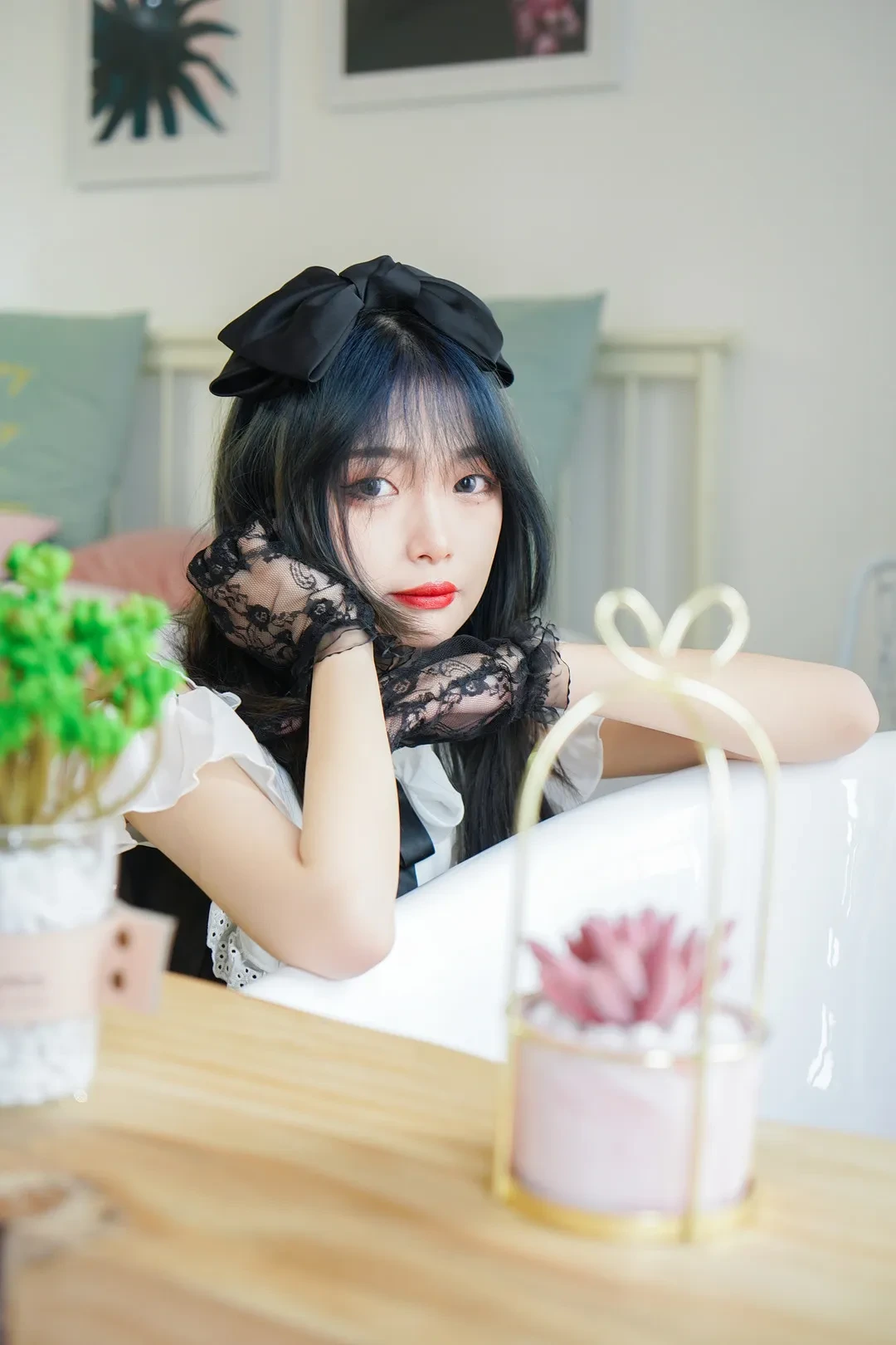 梨瑾瑾穿粉色兽耳服在室内弯腰看向镜头
