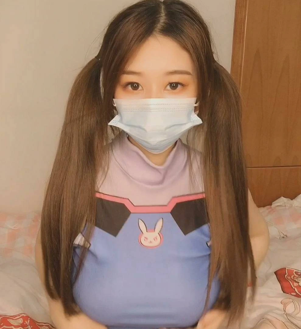 六碗鱼子酱床上双马尾口罩近景写真