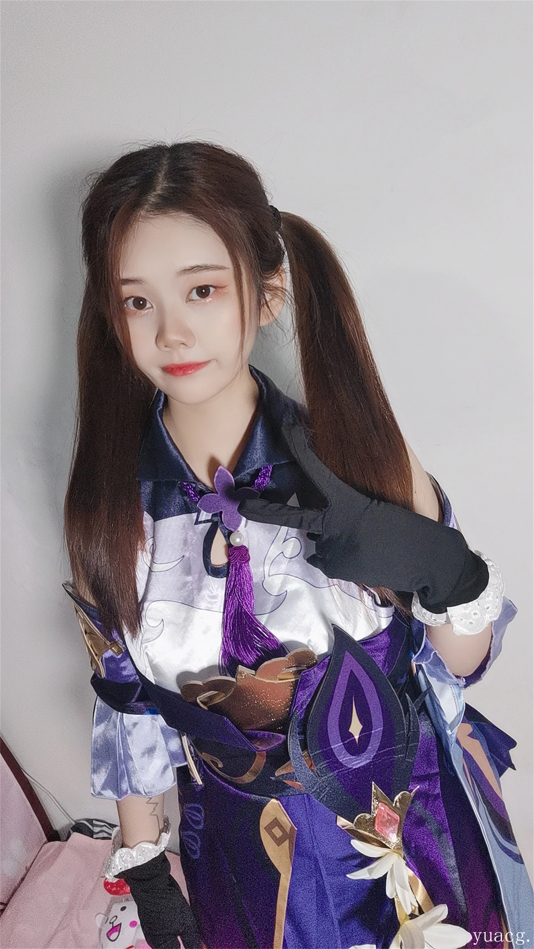 六碗鱼子酱室内紫黑cos服双马尾近景写真