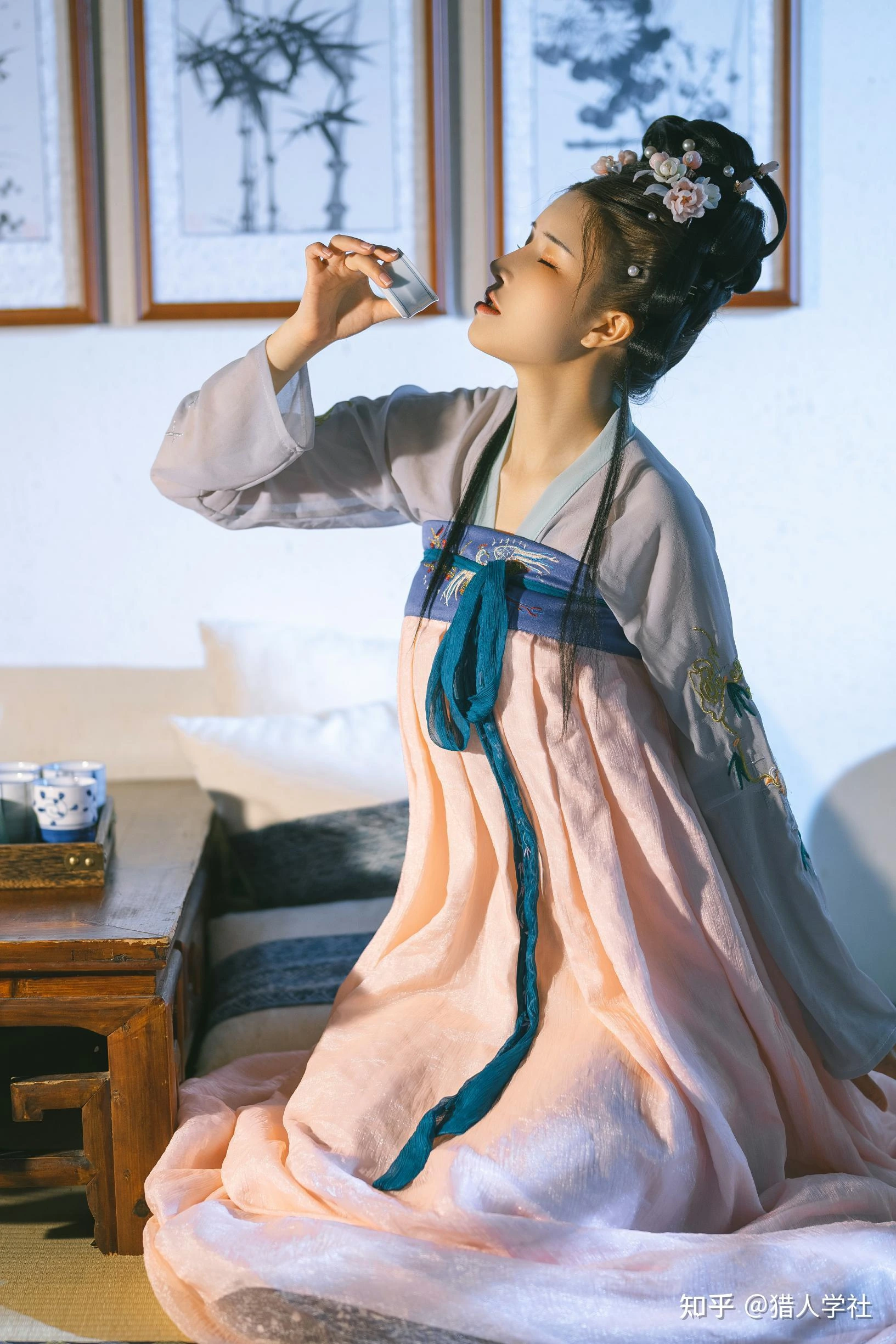 鹿八岁浅色汉服坐姿饮茶写真预览
