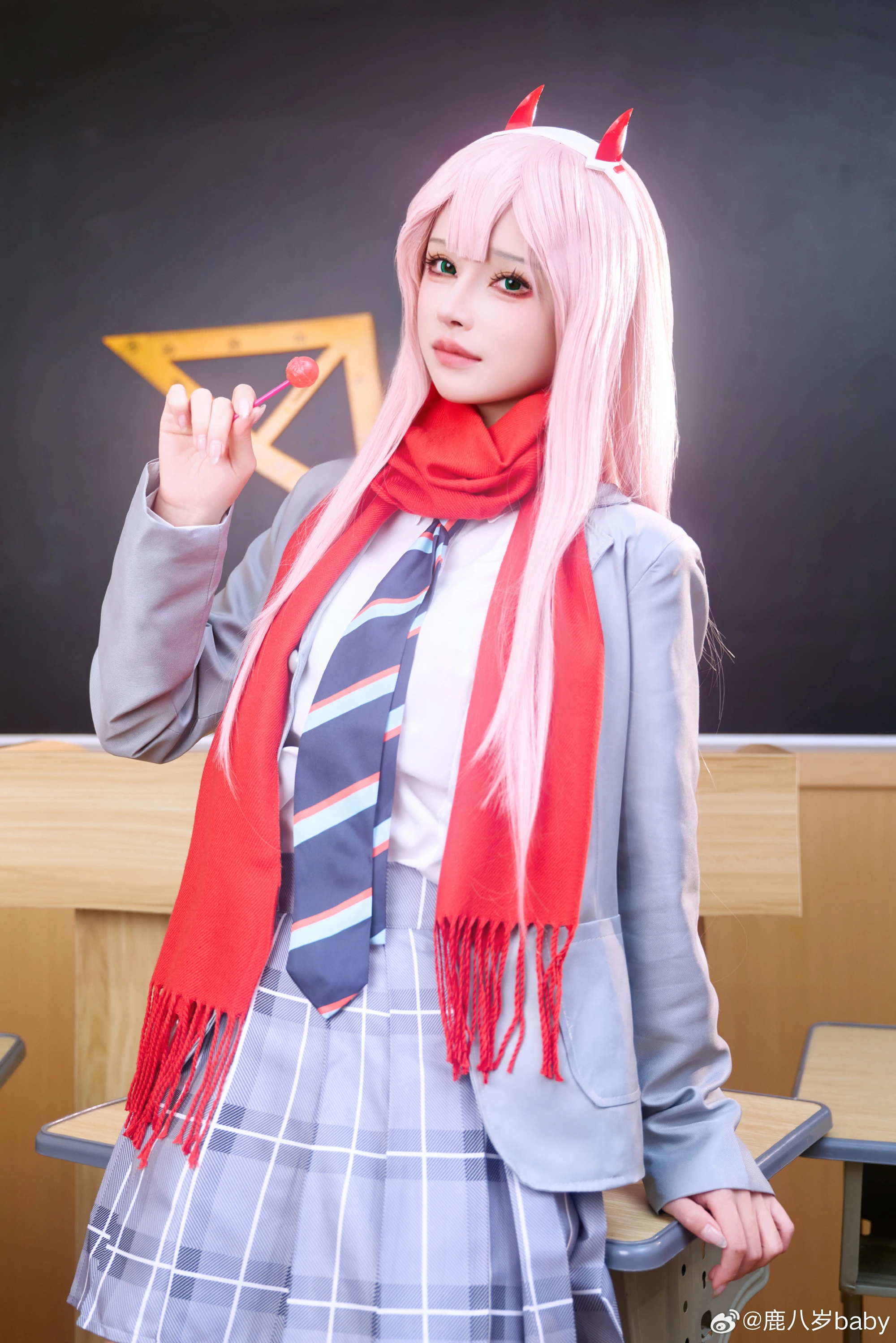 鹿八岁粉发校服红围巾室内写真预览