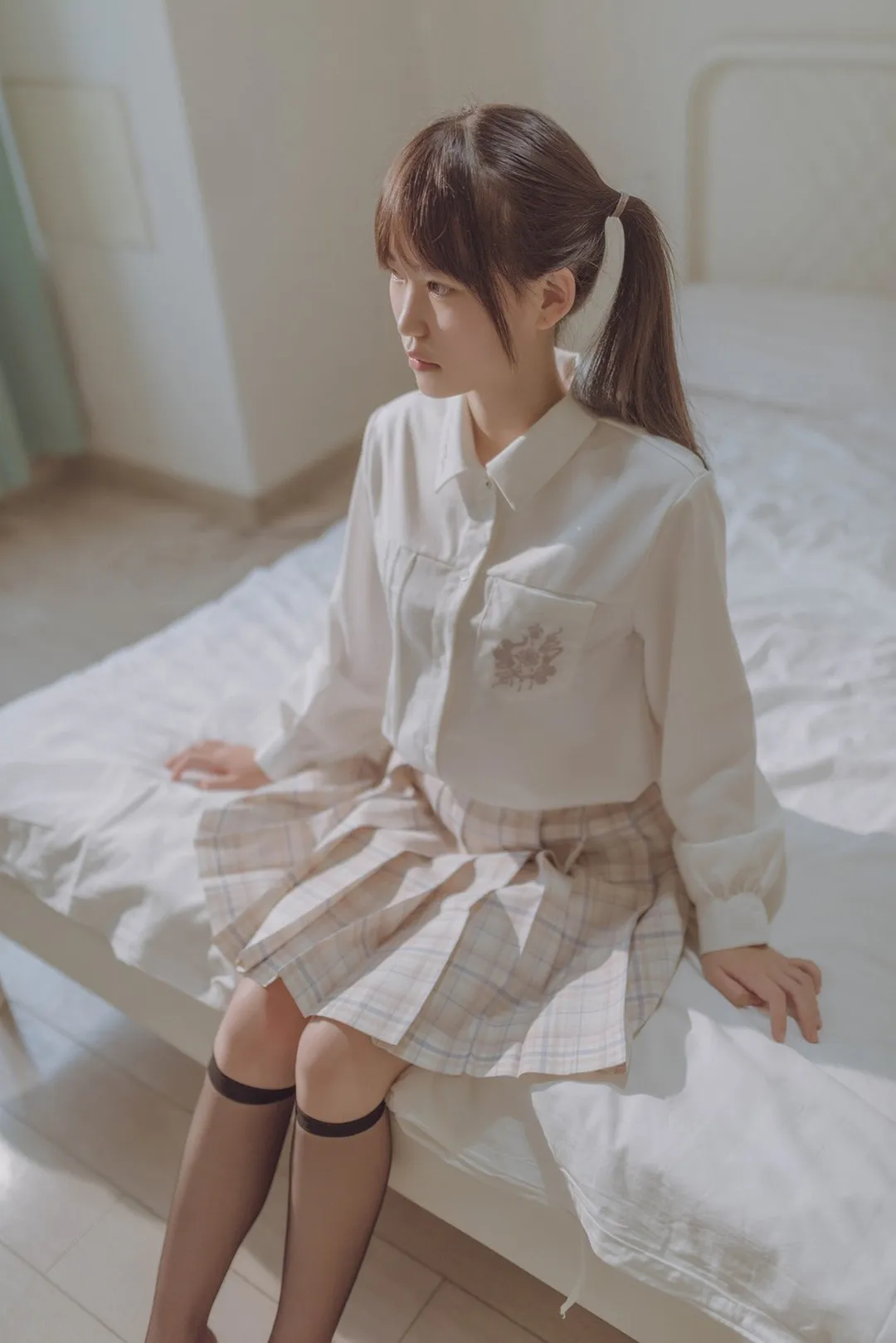 鹿初白衬衫床边写真预览