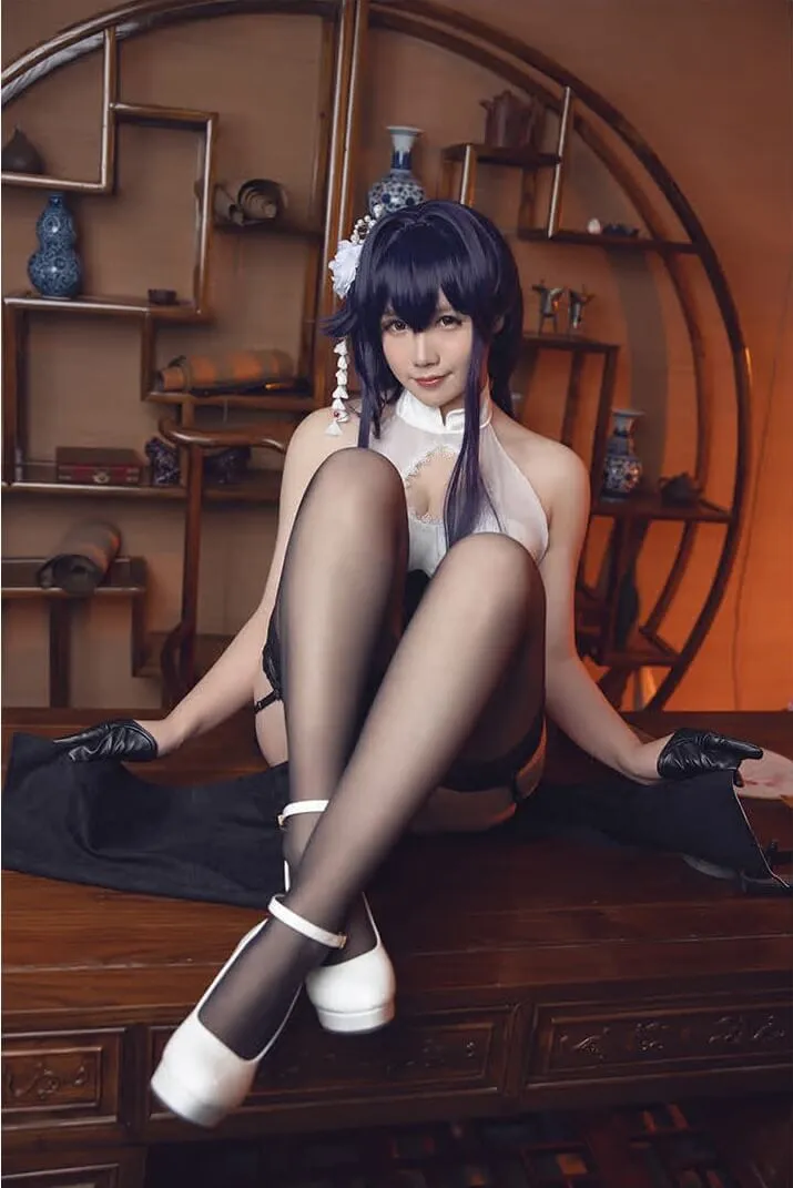 麻花酱在古风博古架前,身穿白色改良旗袍与黑丝,展现古典温婉与现代性感的融合