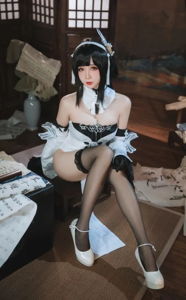 焖焖碳的黑白女仆坐姿室内cos写真
