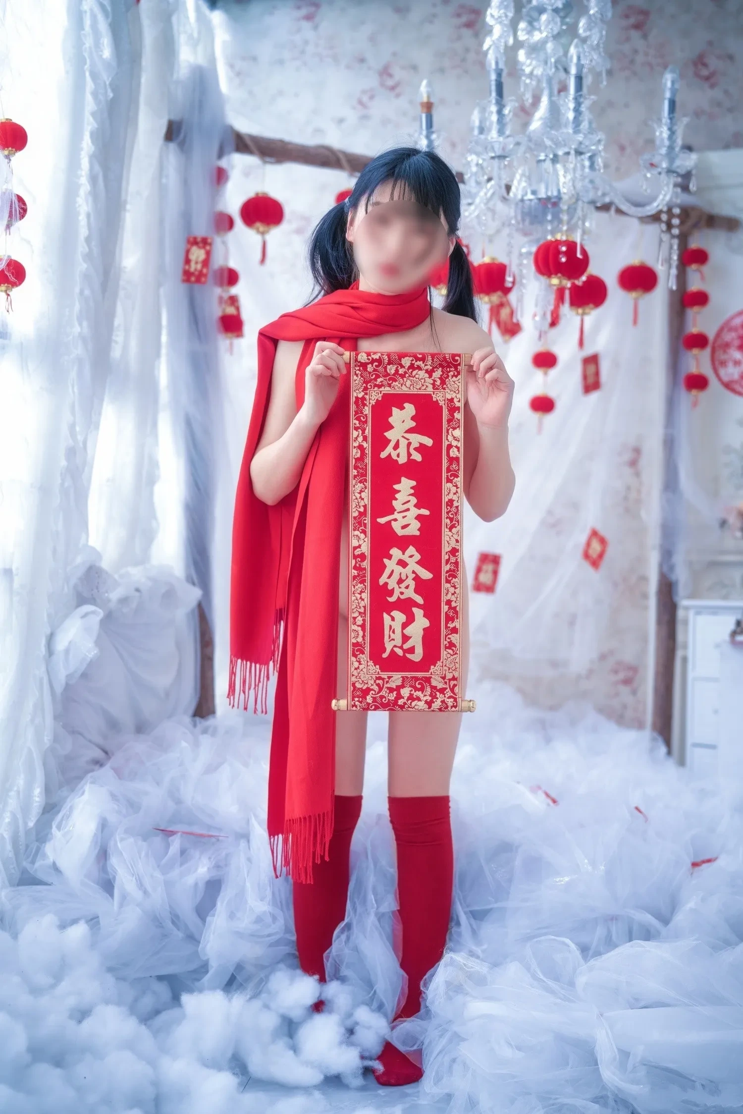 杪夏穿黑色蕾丝长裙站在复古房间里拿着杯子