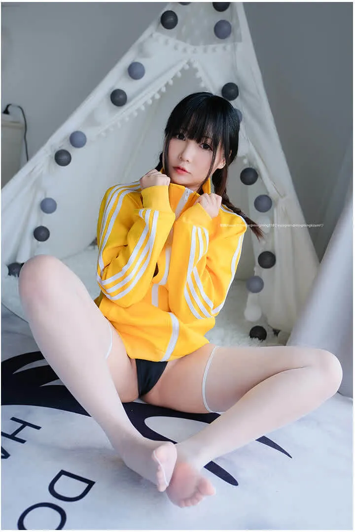 铭铭kizami黄色运动外套白丝帐篷床面写真
