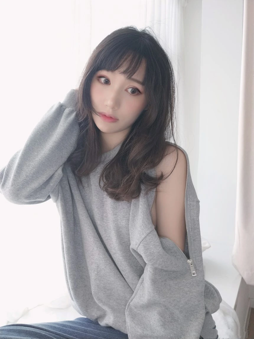 木之本果灰色露肩针织衫窗边写真预览