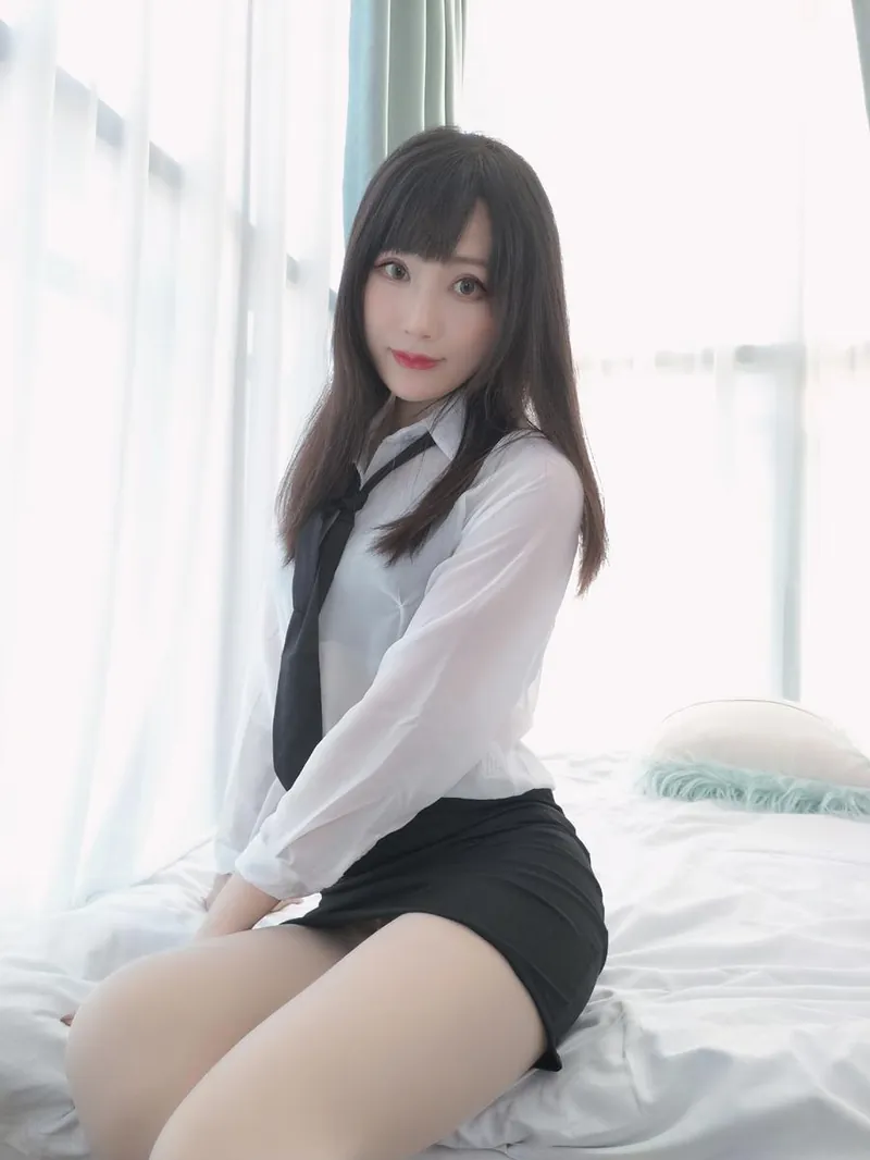 木之本果写真合集与作品目录：领带床边、连裤袜与针织窗边