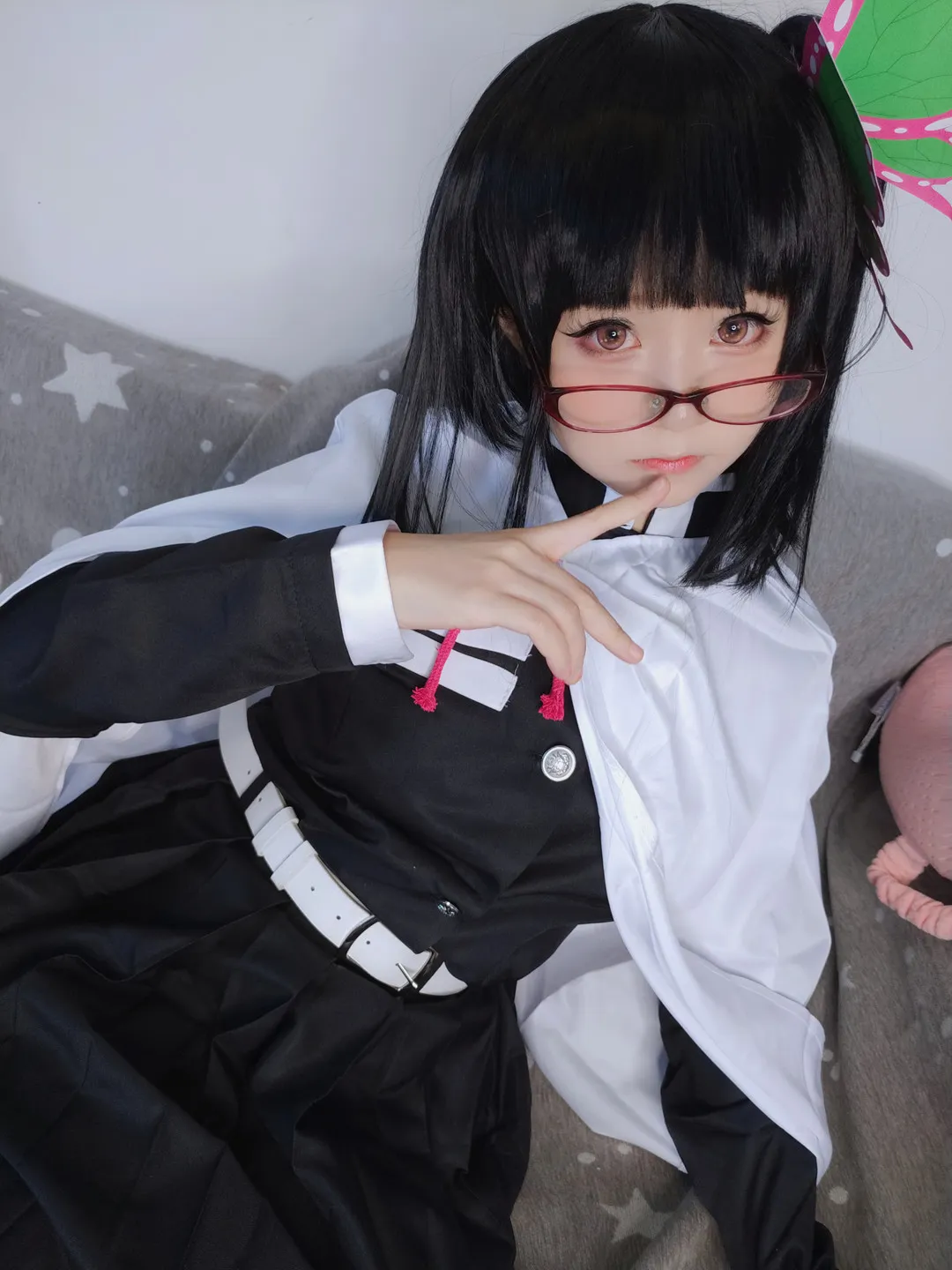 软妹摇摇乐身穿黑白拼接制服套装，黑发红框眼镜展现清冷二次元气质