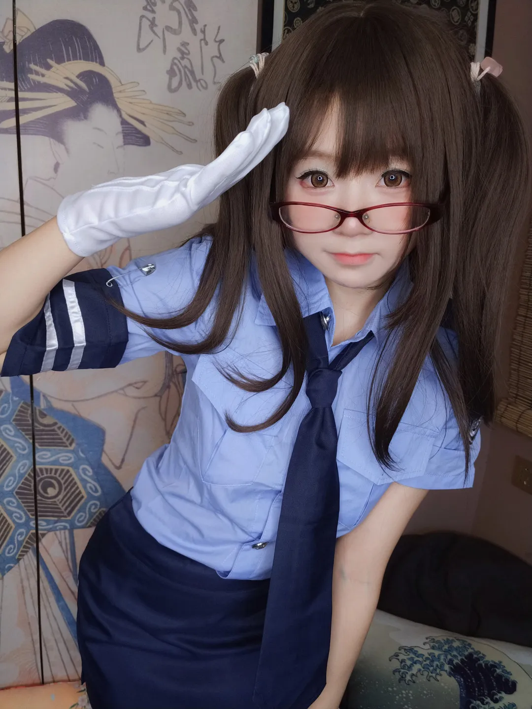 软妹摇摇乐扎着双马尾,身穿蓝色短袖警服系领带,戴白手套向镜头敬礼