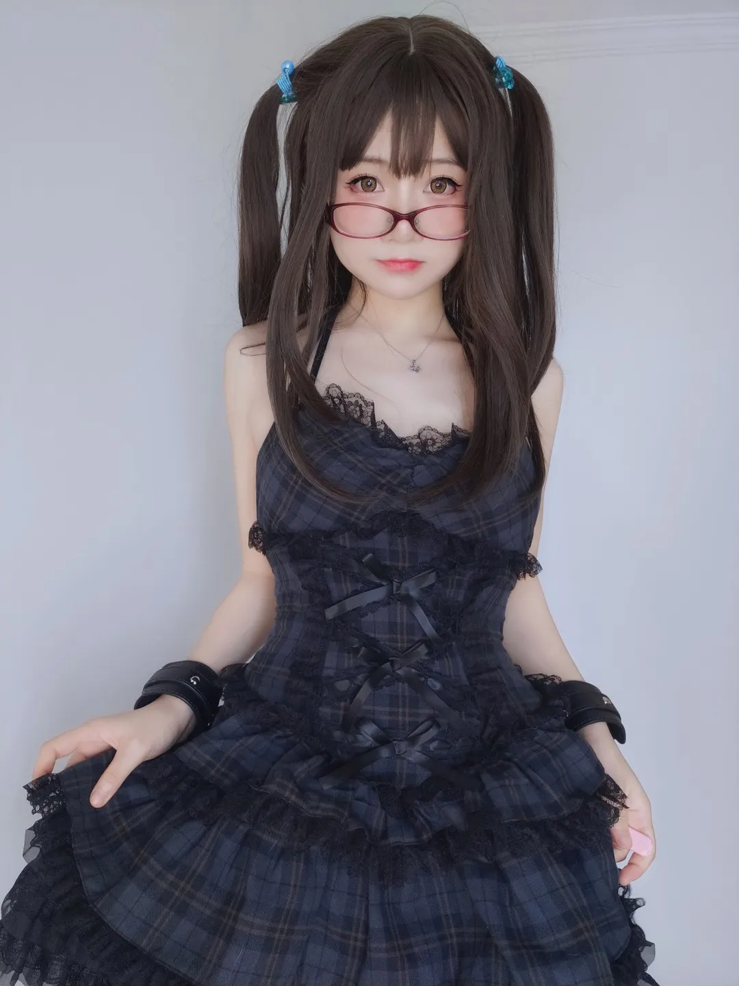 软妹摇摇乐身穿黑色格纹哥特风蕾丝吊带裙，扎双马尾展现暗黑萝莉风