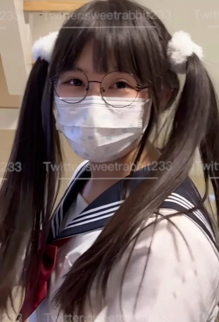 软萌兔兔酱口罩双马尾水手服近景预览