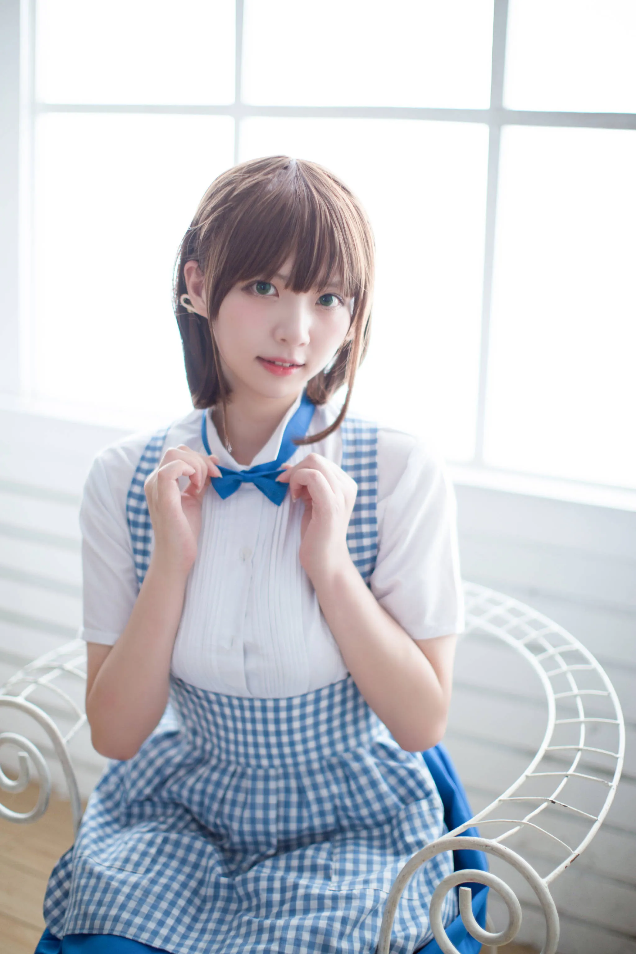 闪月半身着制服造型，以清纯少女风格呈现高还原度的角色扮演写真