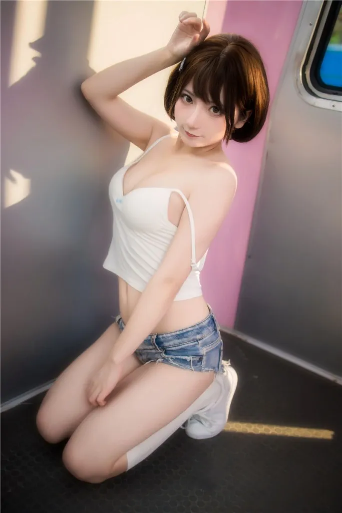 是三不是世w 白色上衣 室内自然光 生活感写真